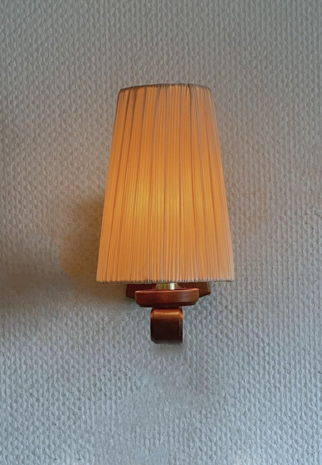 Lámpara de pared de pino de diseño sueco con pantalla plisada, Suecia, años 50 en venta 5