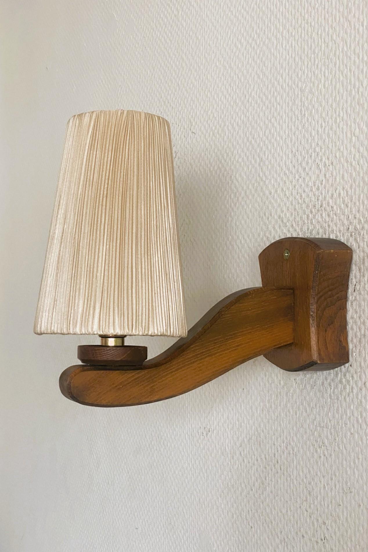 Lámpara de pared de pino de diseño sueco con pantalla plisada, Suecia, años 50 Tallado a mano en venta