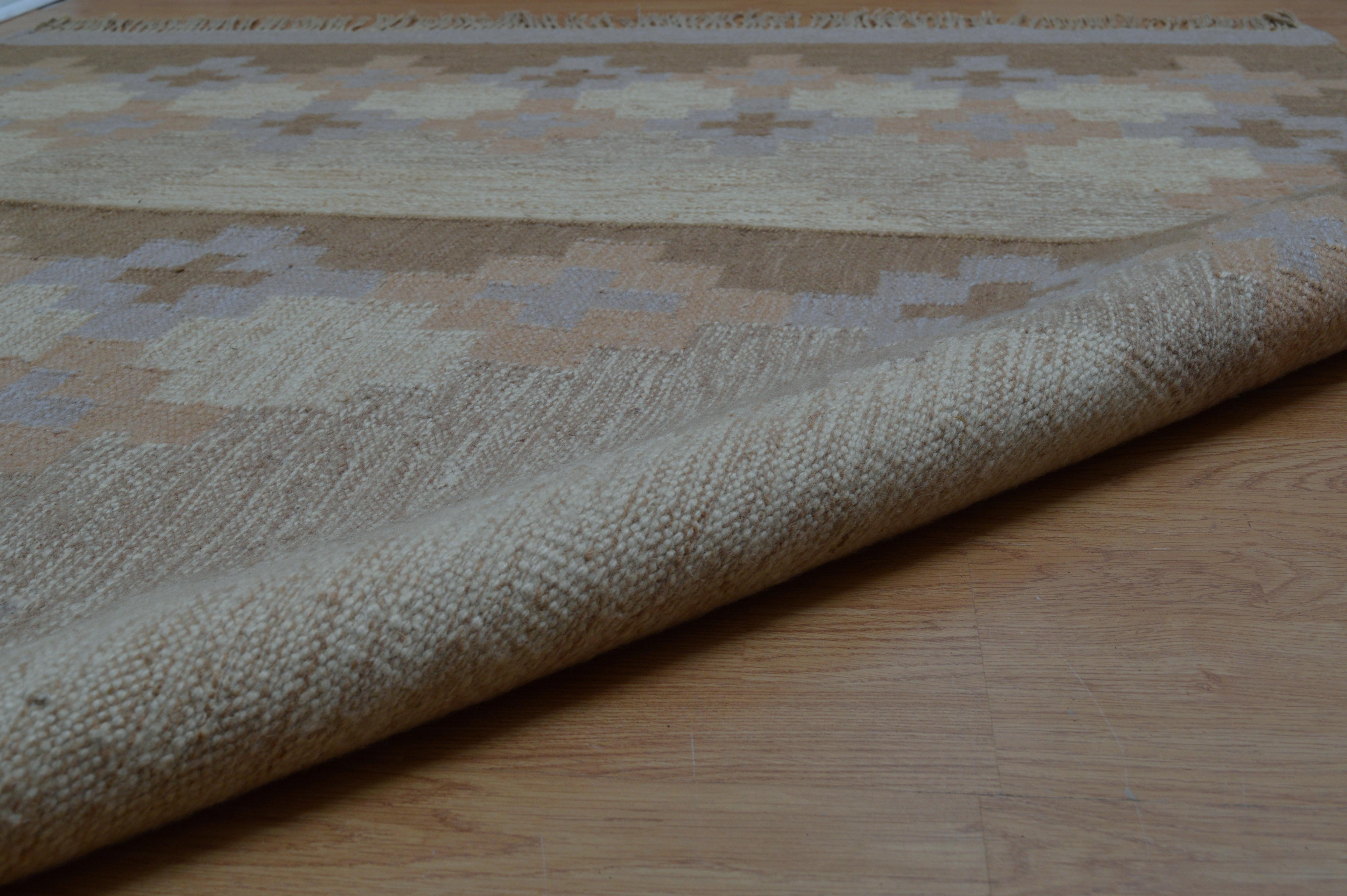 Gran alfombra kilim sueca de tejido plano Rölakan, años 70 Escandinavo moderno en venta