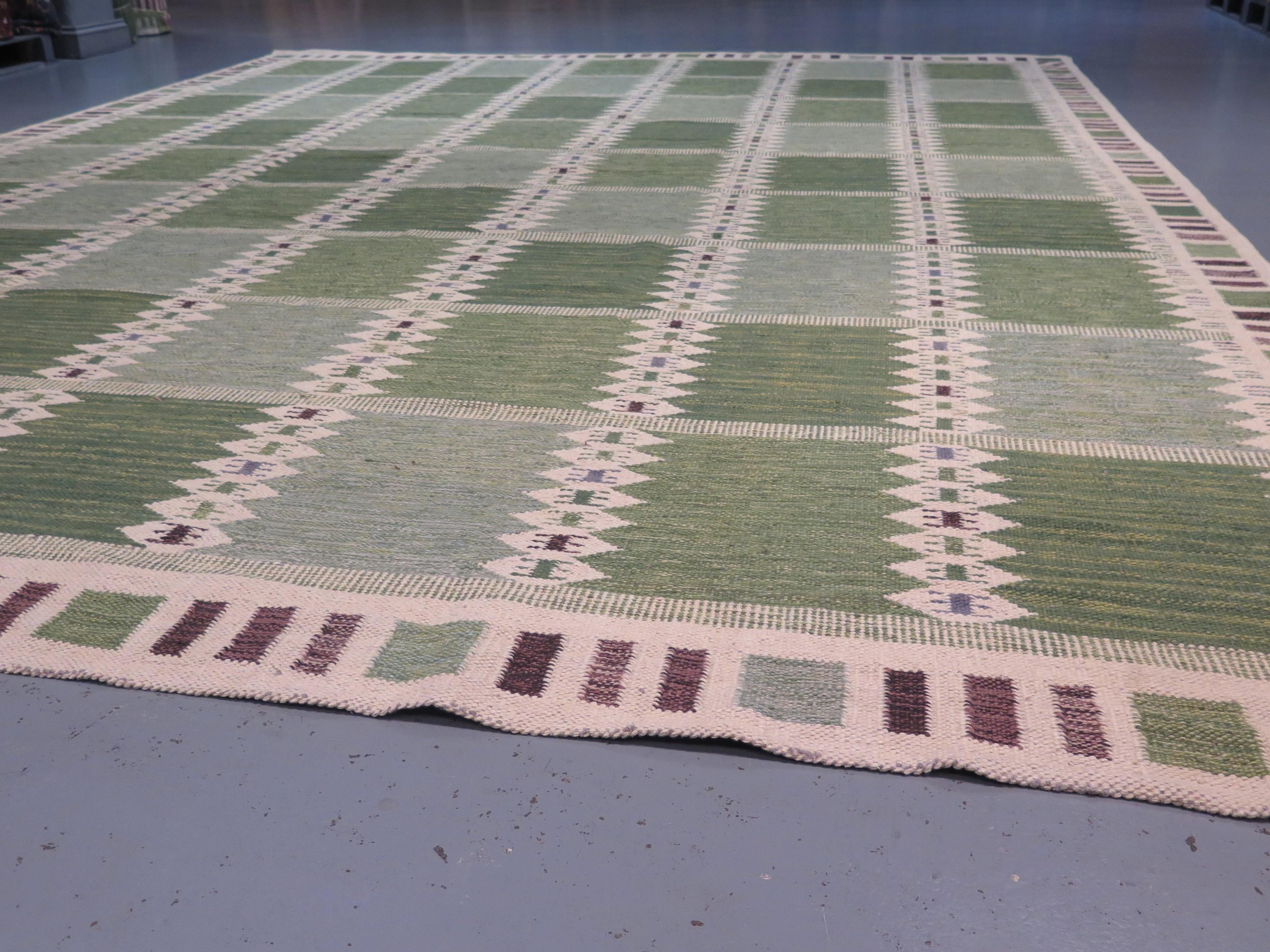Large Swedish Flatweave Kilim Area Rug In Excellent Condition For Sale In London, GB