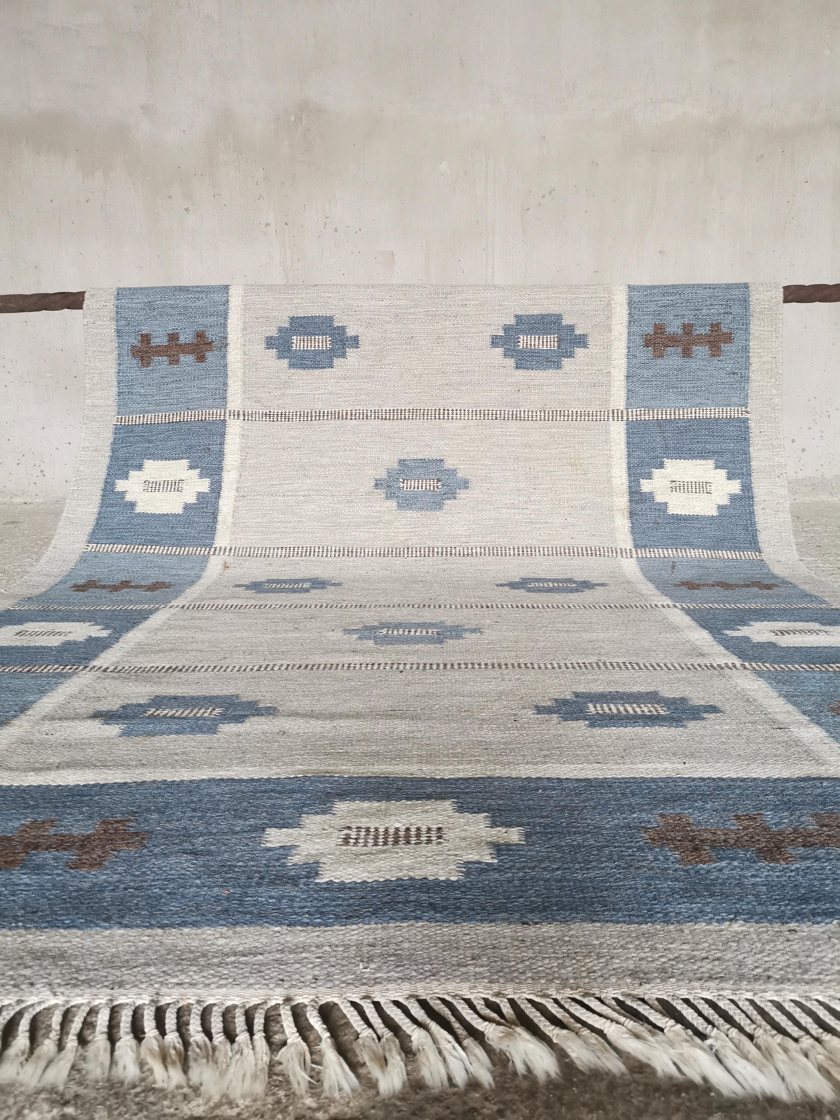 Hand-Knotted Large Swedish flatweave rölakan carpet Svensk Hemslöjd, signed SH, Sweden 1950s For Sale