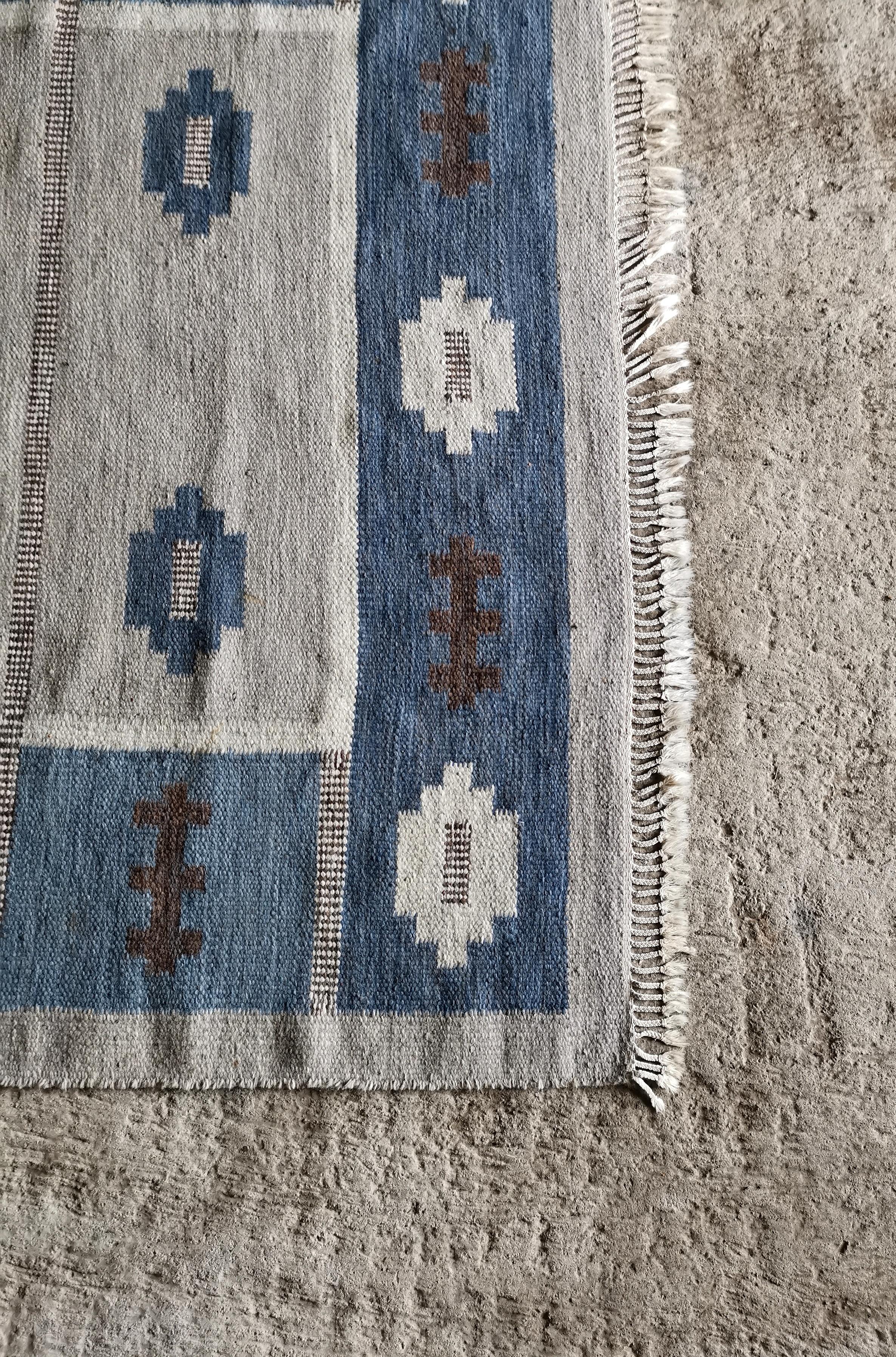 20th Century Large Swedish flatweave rölakan carpet Svensk Hemslöjd, signed SH, Sweden 1950s For Sale