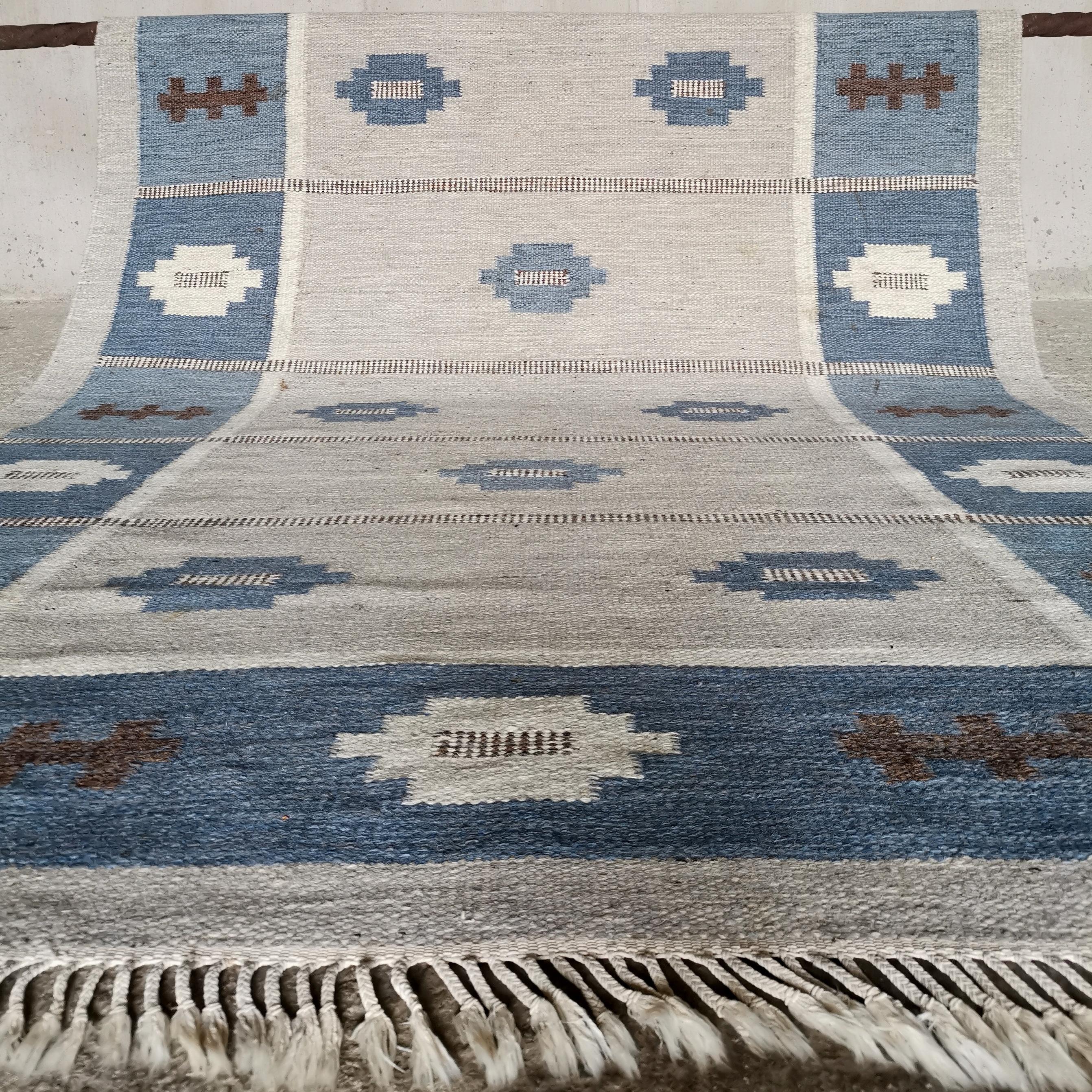 Wool Large Swedish flatweave rölakan carpet Svensk Hemslöjd, signed SH, Sweden 1950s For Sale
