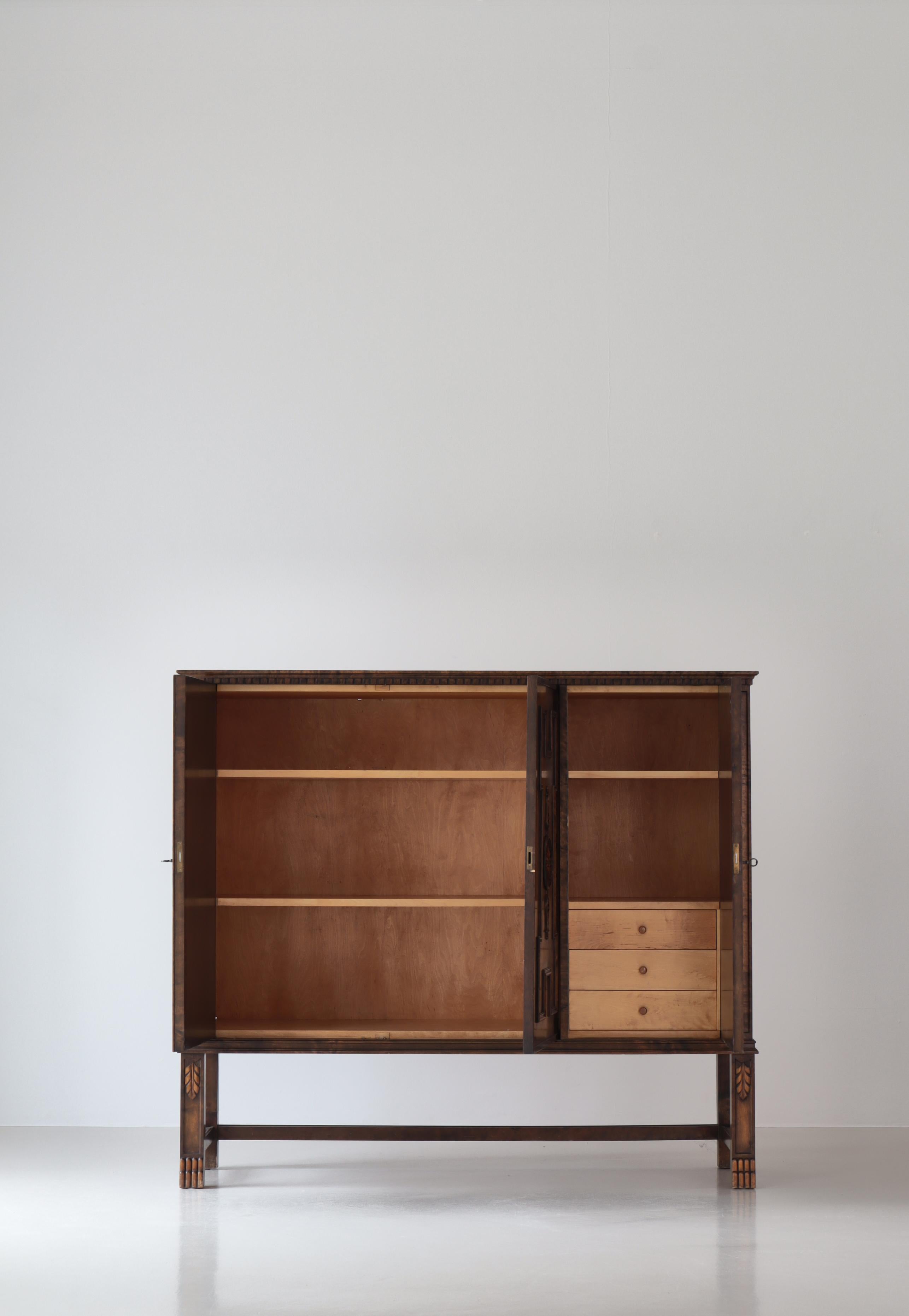 Großer schwedischer Grace-Schrank „BORGHOLM“ aus gebeizter Birke, Bodafors, 1920er Jahre, Schweden (Art déco) im Angebot