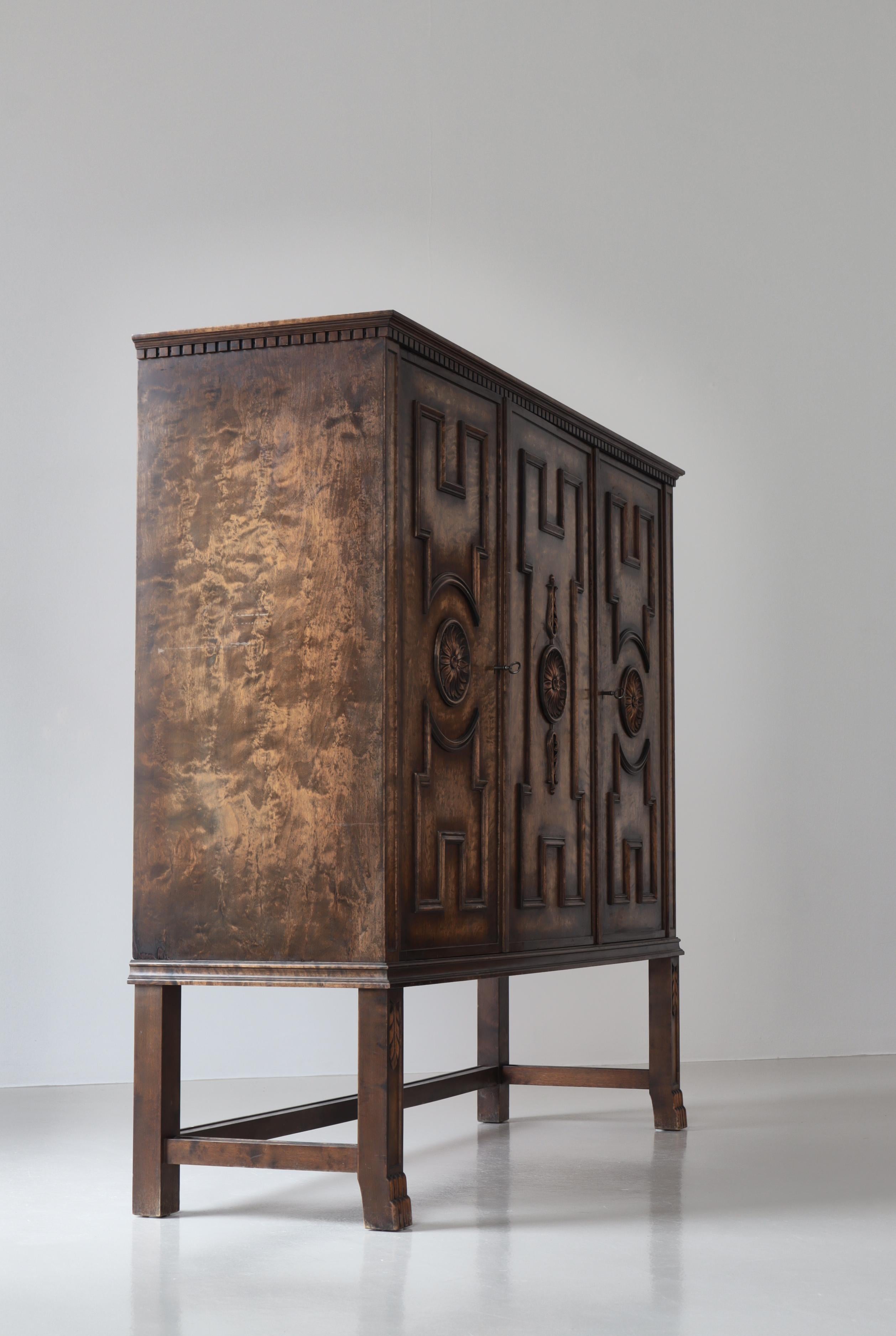 Großer schwedischer Grace-Schrank „BORGHOLM“ aus gebeizter Birke, Bodafors, 1920er Jahre, Schweden (Schwedisch) im Angebot