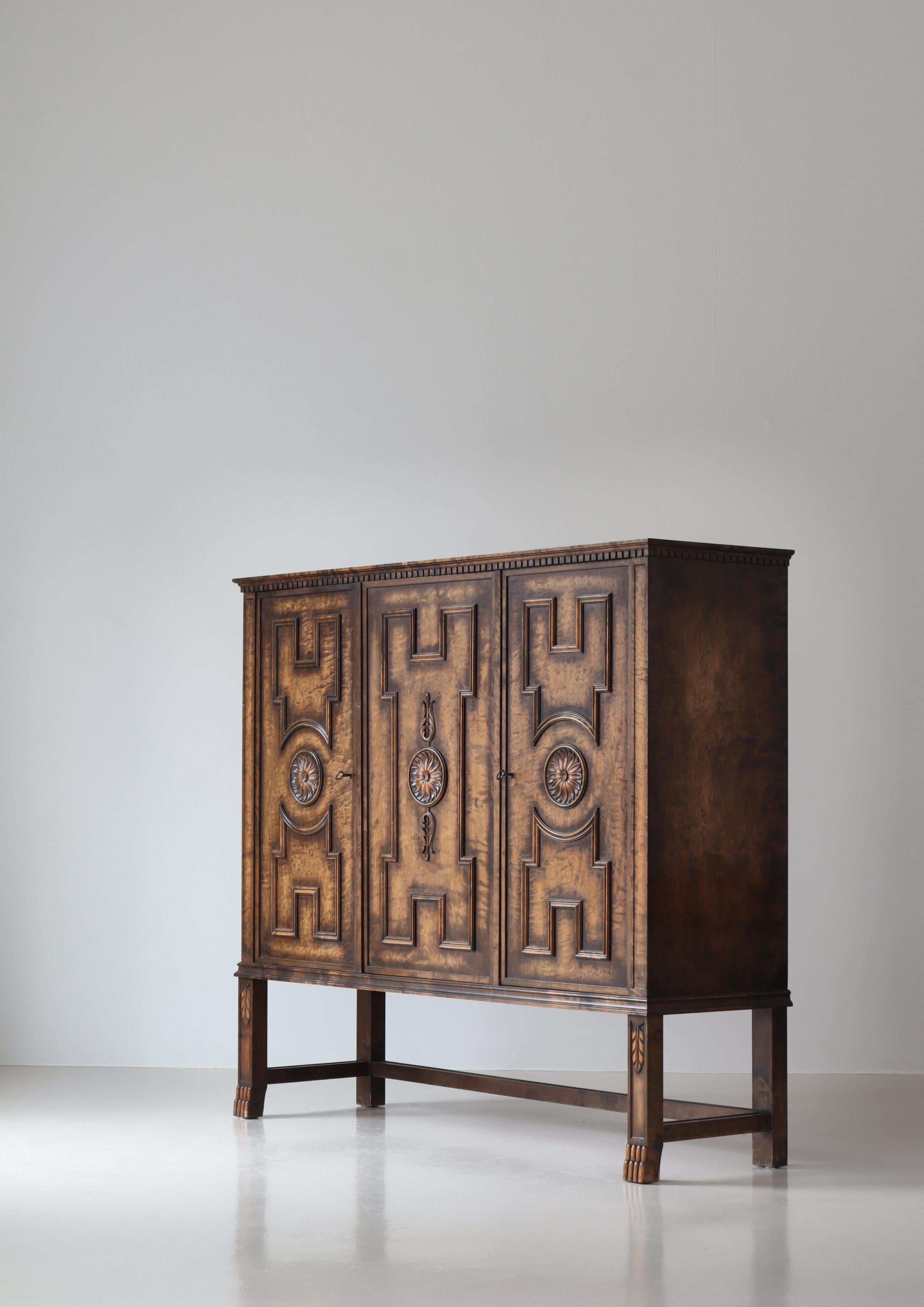 Großer schwedischer Grace-Schrank „BORGHOLM“ aus gebeizter Birke, Bodafors, 1920er Jahre, Schweden (Frühes 20. Jahrhundert) im Angebot