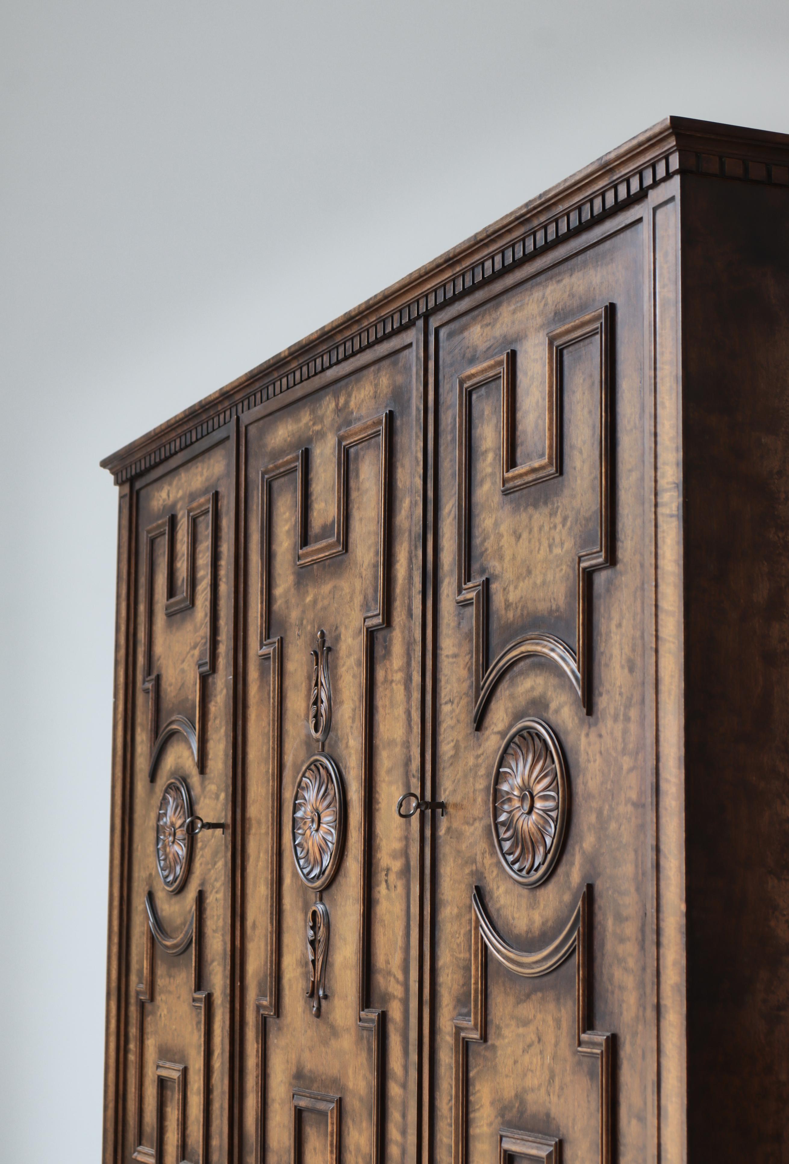 Großer schwedischer Grace-Schrank „BORGHOLM“ aus gebeizter Birke, Bodafors, 1920er Jahre, Schweden im Angebot 1