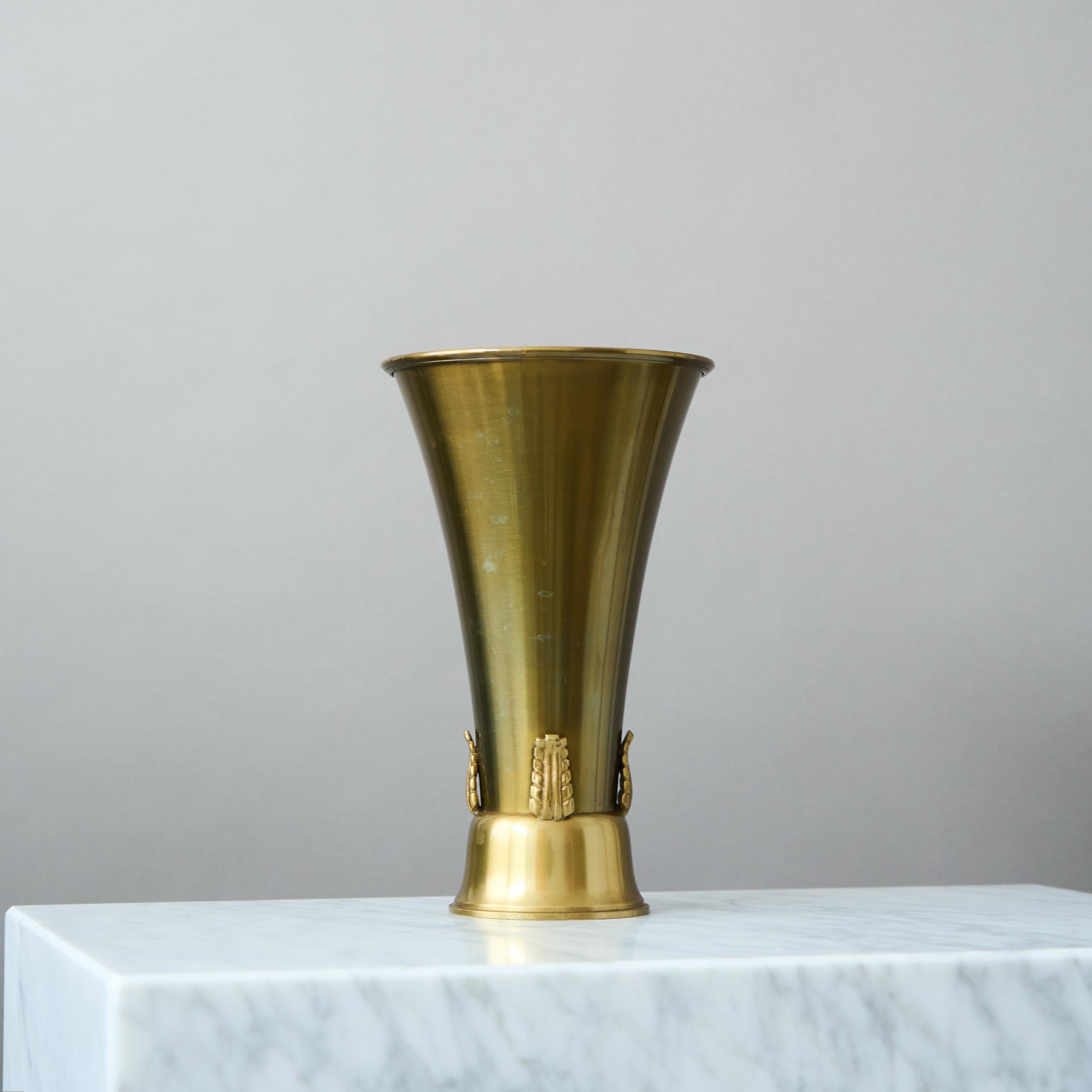 Elegant vase en bronze patiné. Appelé 