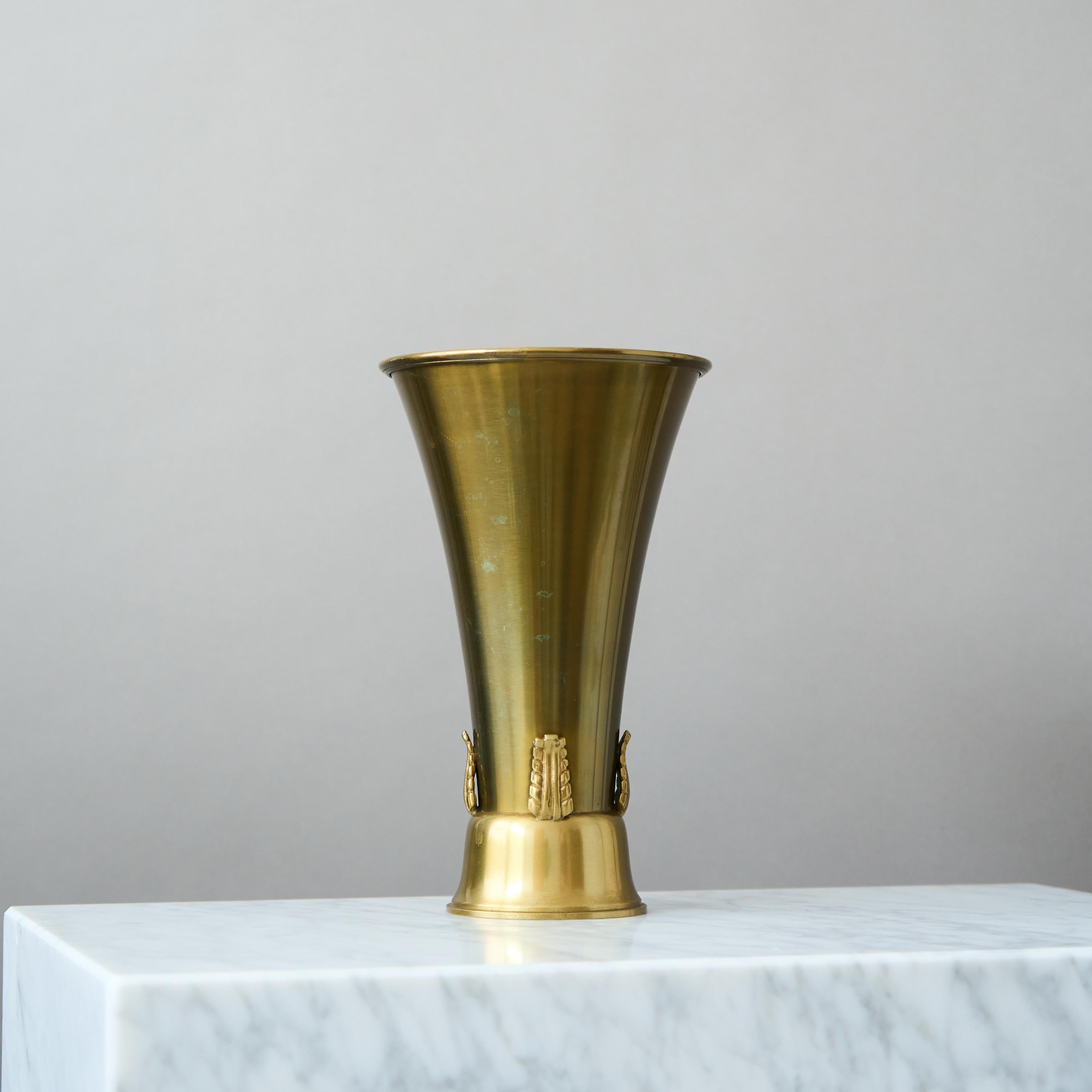 Scandinave moderne Grand vase suédois en laiton Grace par Ystad-Metall / Brons, Suède, années 1930 en vente