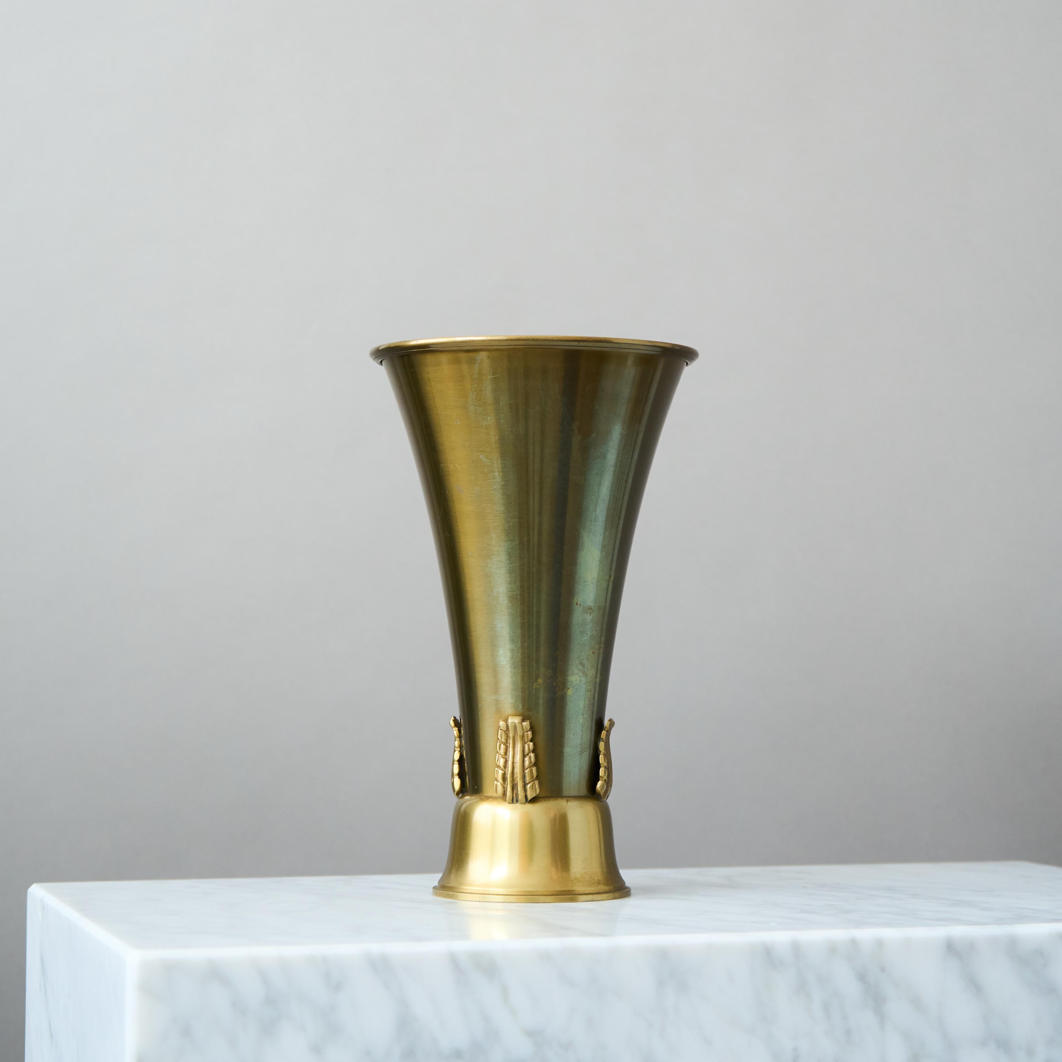 Suédois Grand vase suédois en laiton Grace par Ystad-Metall / Brons, Suède, années 1930 en vente