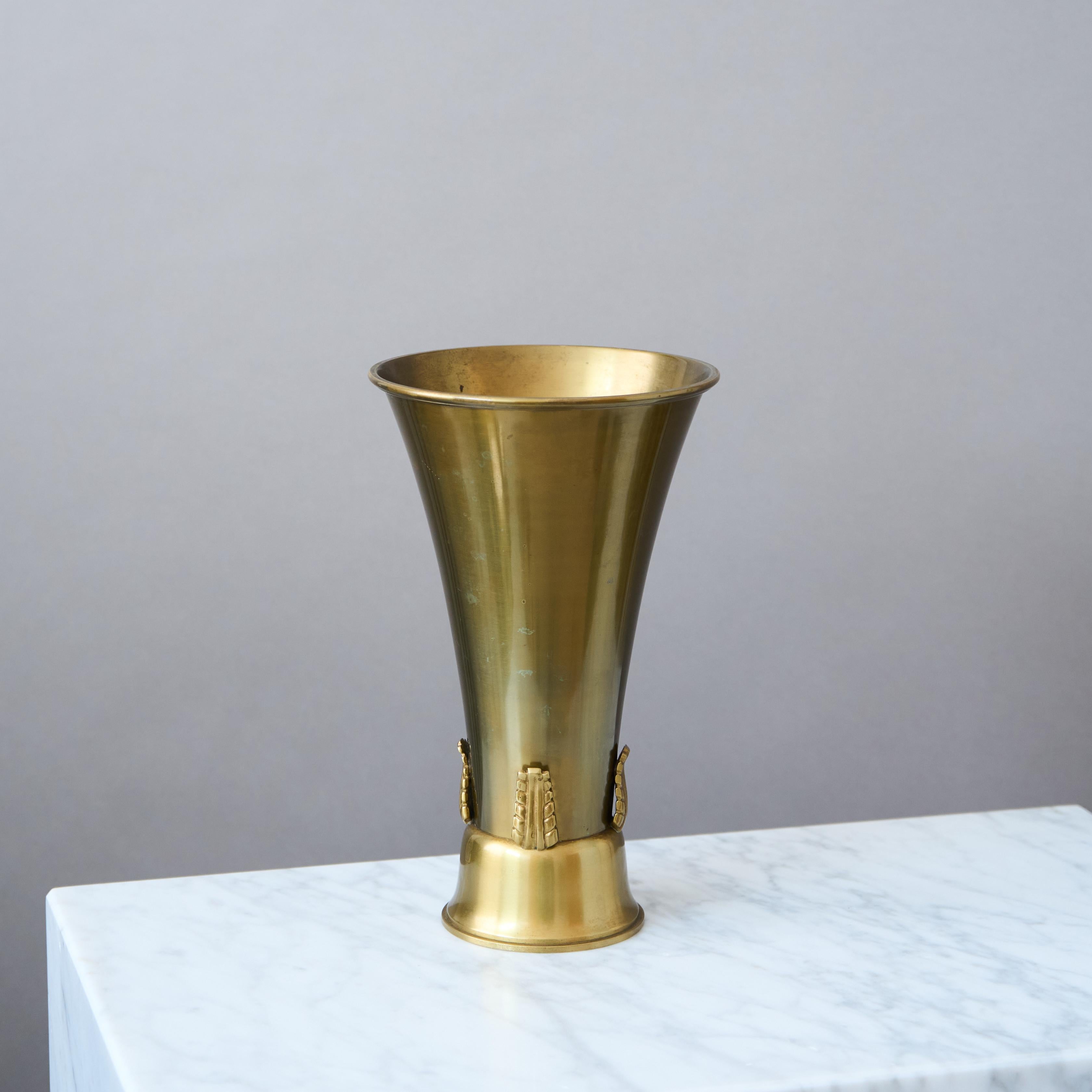 Grand vase suédois en laiton Grace par Ystad-Metall / Brons, Suède, années 1930 Bon état - En vente à Malmö, SE