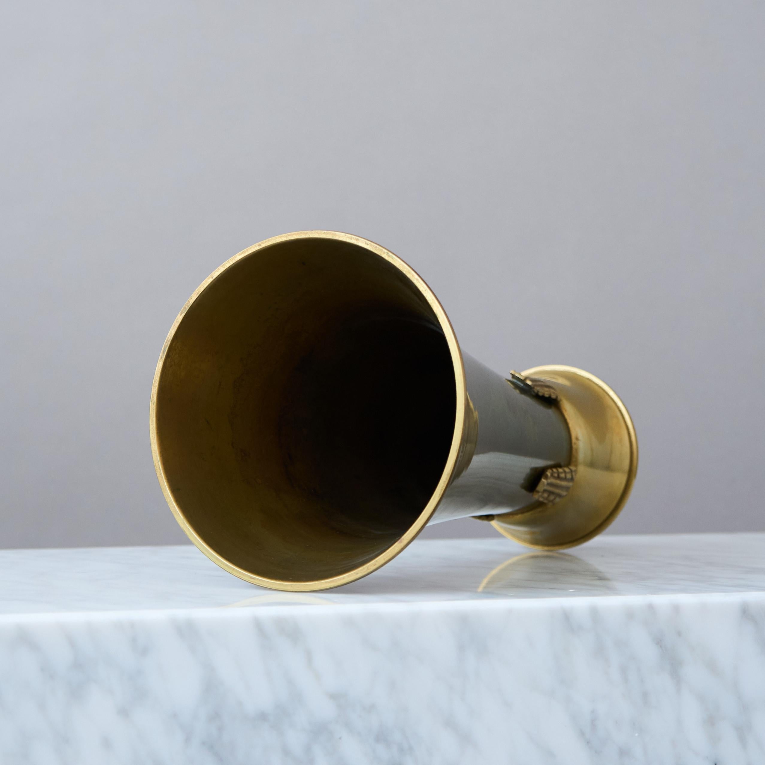 Milieu du XXe siècle Grand vase suédois en laiton Grace par Ystad-Metall / Brons, Suède, années 1930 en vente