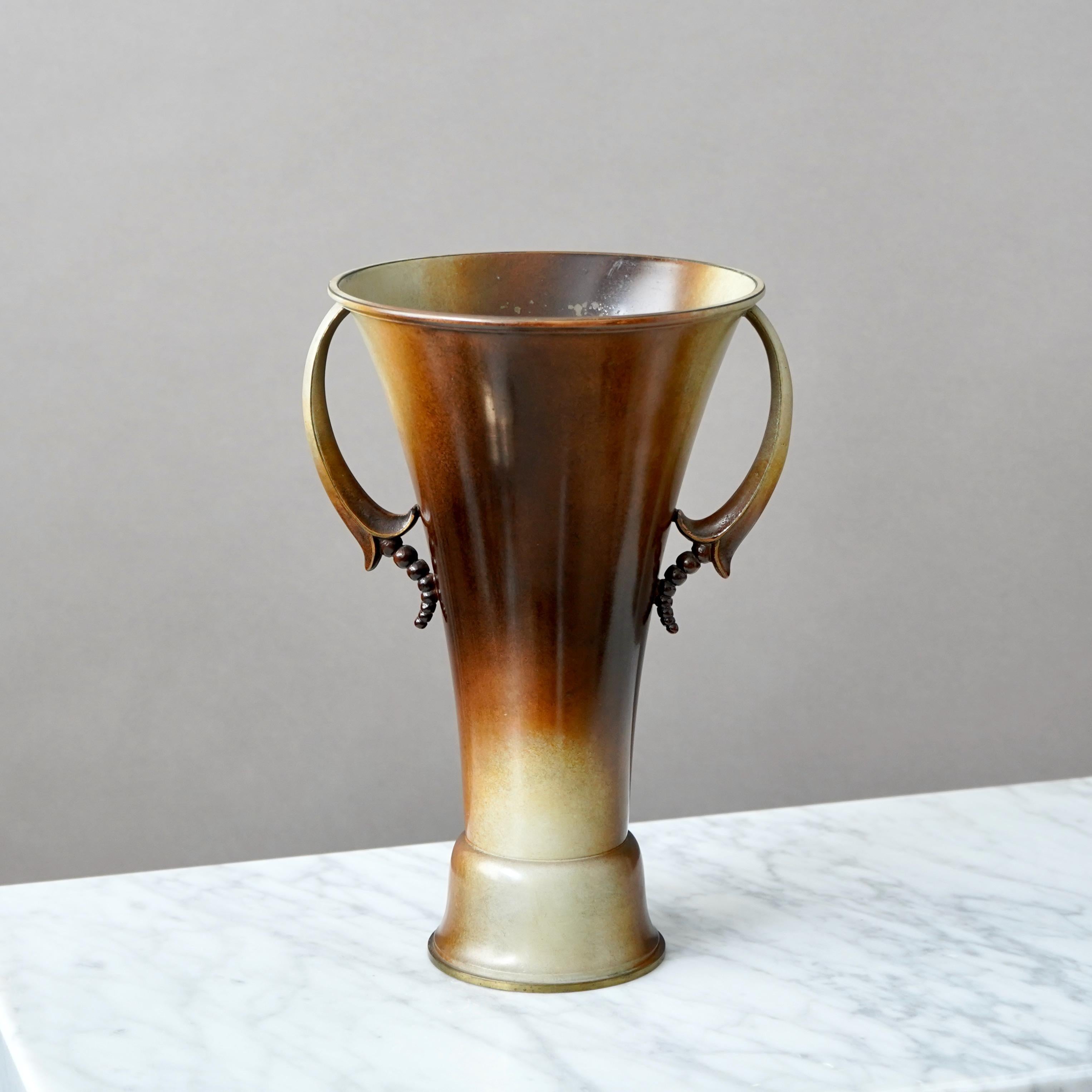 Gran jarrón sueco de bronce Grace de Ystad Metall / Brons, Suecia, años 30 Art Decó en venta