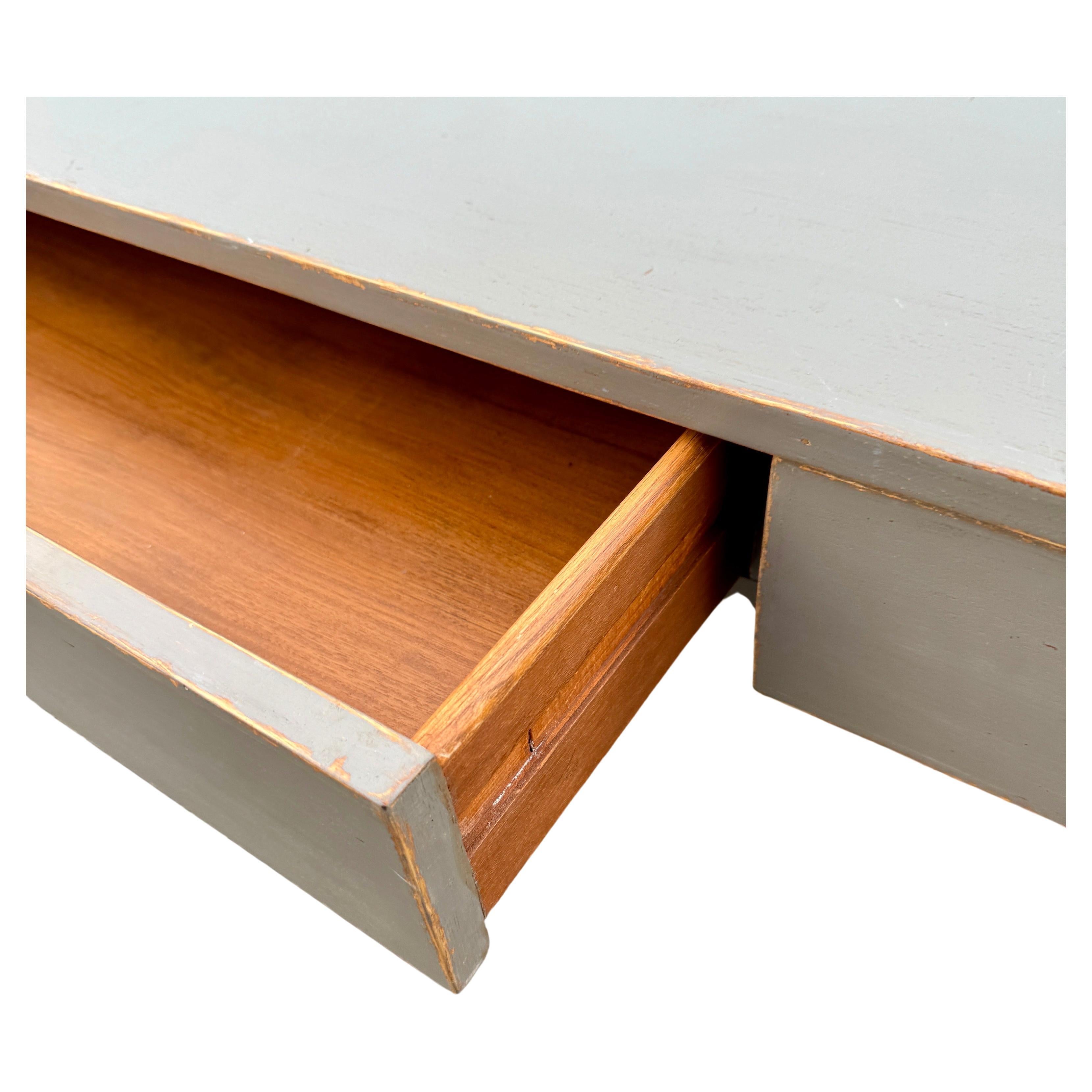 Großer schwedischer Greige-Schreibtisch mit zwei Schubladen im Gustavianischen Stil im Angebot 3