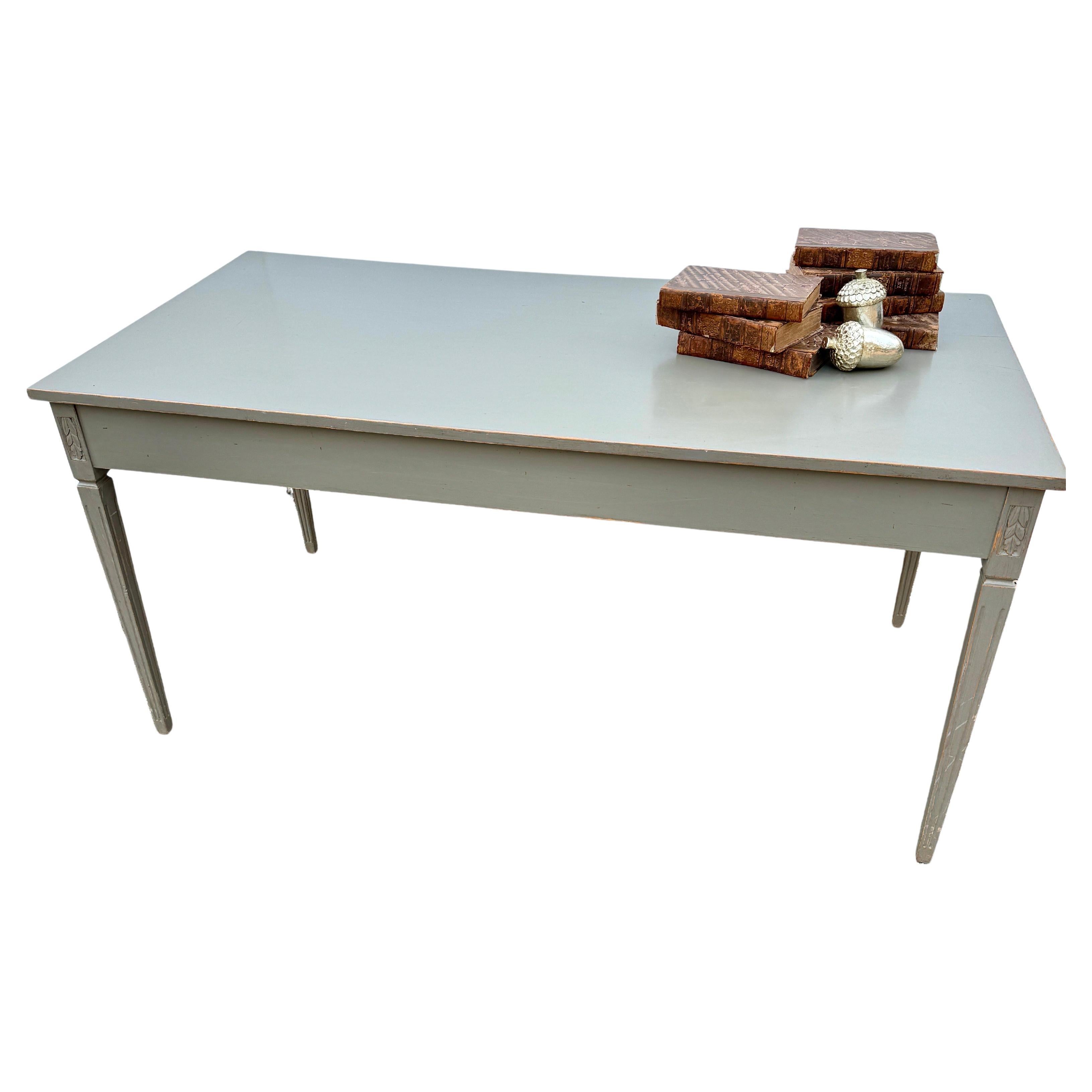 Großer schwedischer Greige-Schreibtisch mit zwei Schubladen im Gustavianischen Stil im Angebot 5