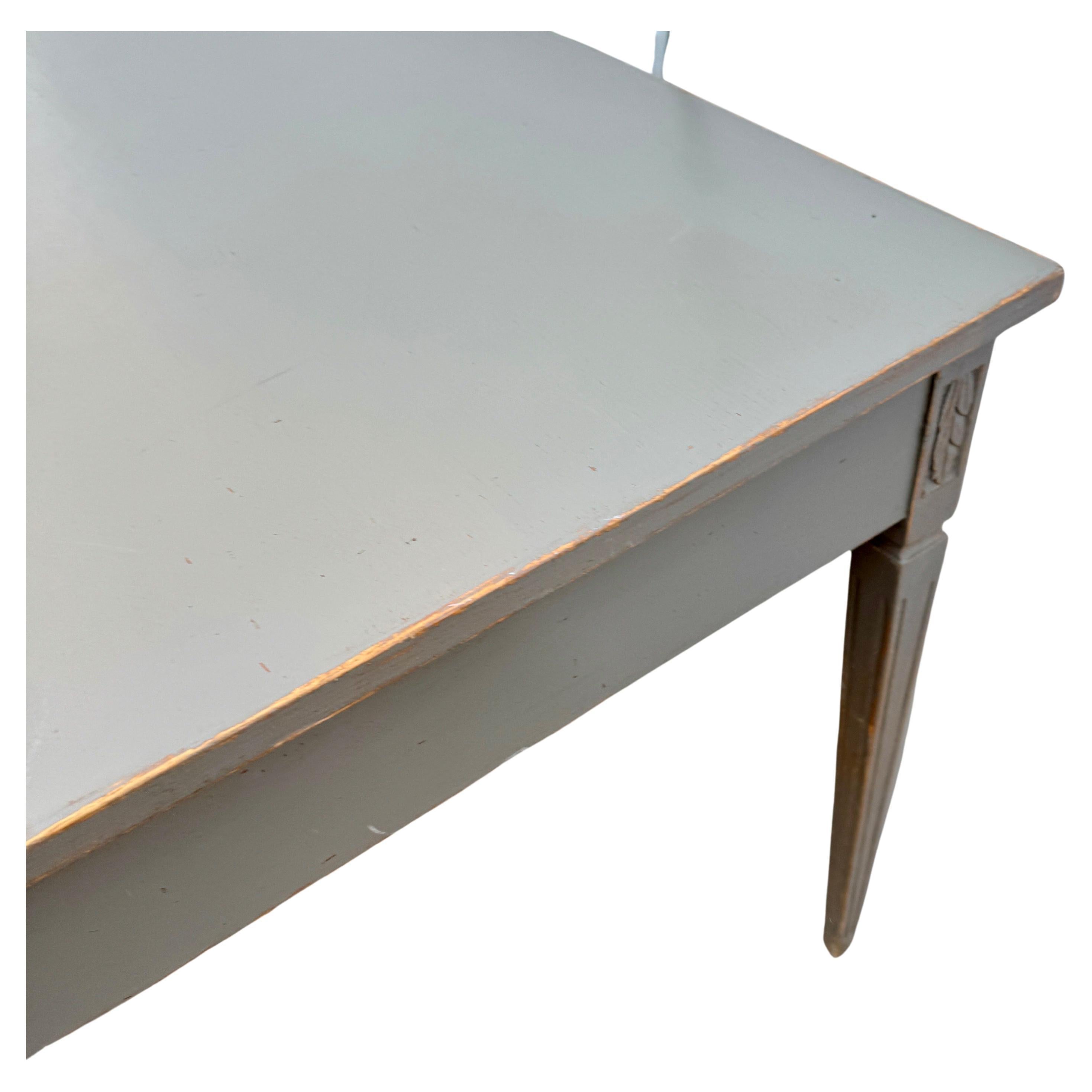 Großer schwedischer Greige-Schreibtisch mit zwei Schubladen im Gustavianischen Stil im Angebot 1