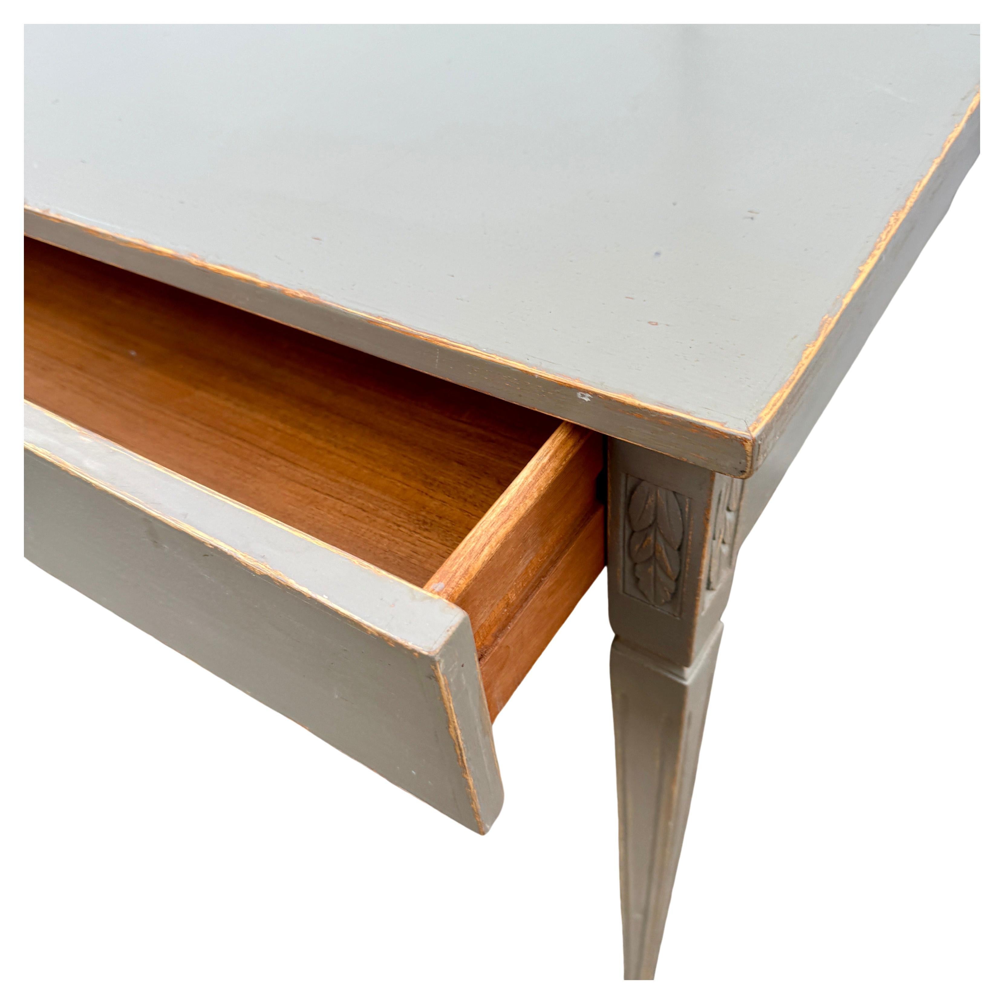 Großer schwedischer Greige-Schreibtisch mit zwei Schubladen im Gustavianischen Stil im Angebot 2
