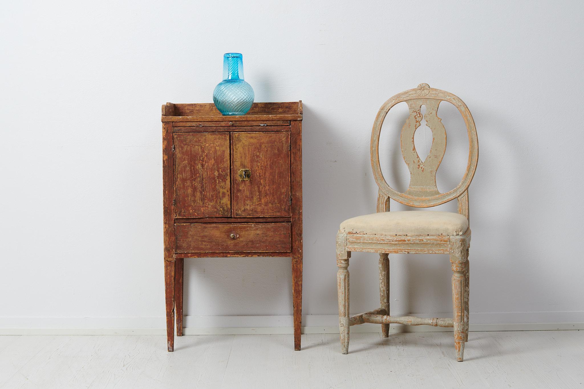 Large Swedish gustavian nightstand made during the last years of the 18th century, 1790 to 1800. The nightstand could also work as a small bureau or side table and this one has a straight shape with doors and a drawer as well as an extendable table