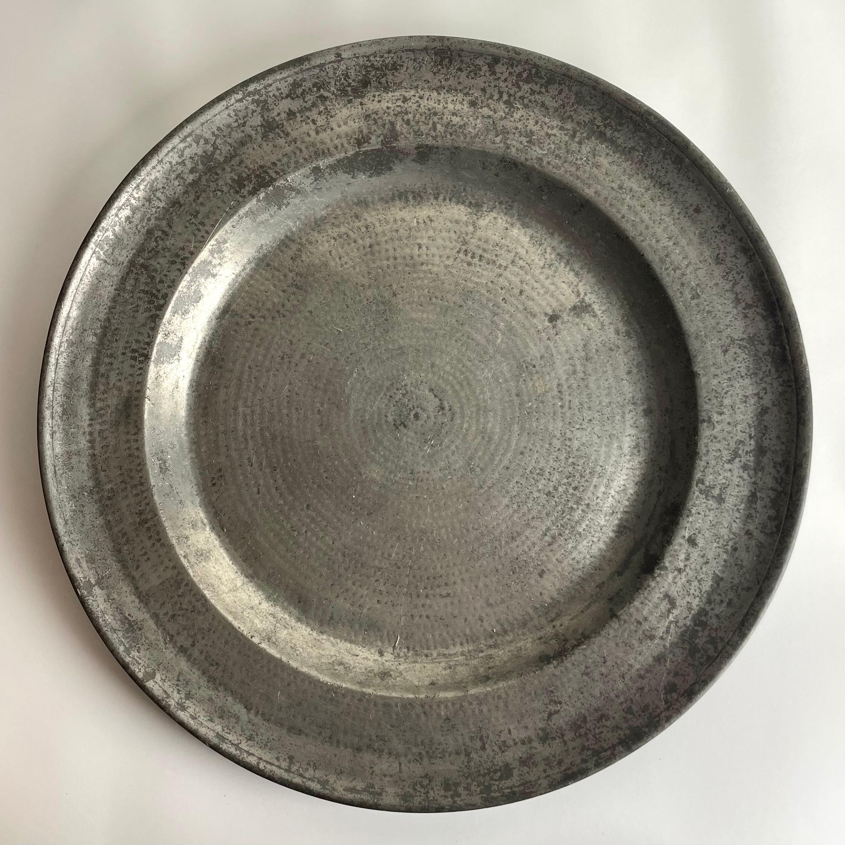 Grand plat suédois en étain de style gustavien par Mattias Rundqvist, Karlskrona, 1807

Un plat en étain de style gustavien, frappant et caractéristique, fabriqué par Mattias Rundqvist à Karlskrona, en Suède, en 1807. Ce bel exemple de l'artisanat