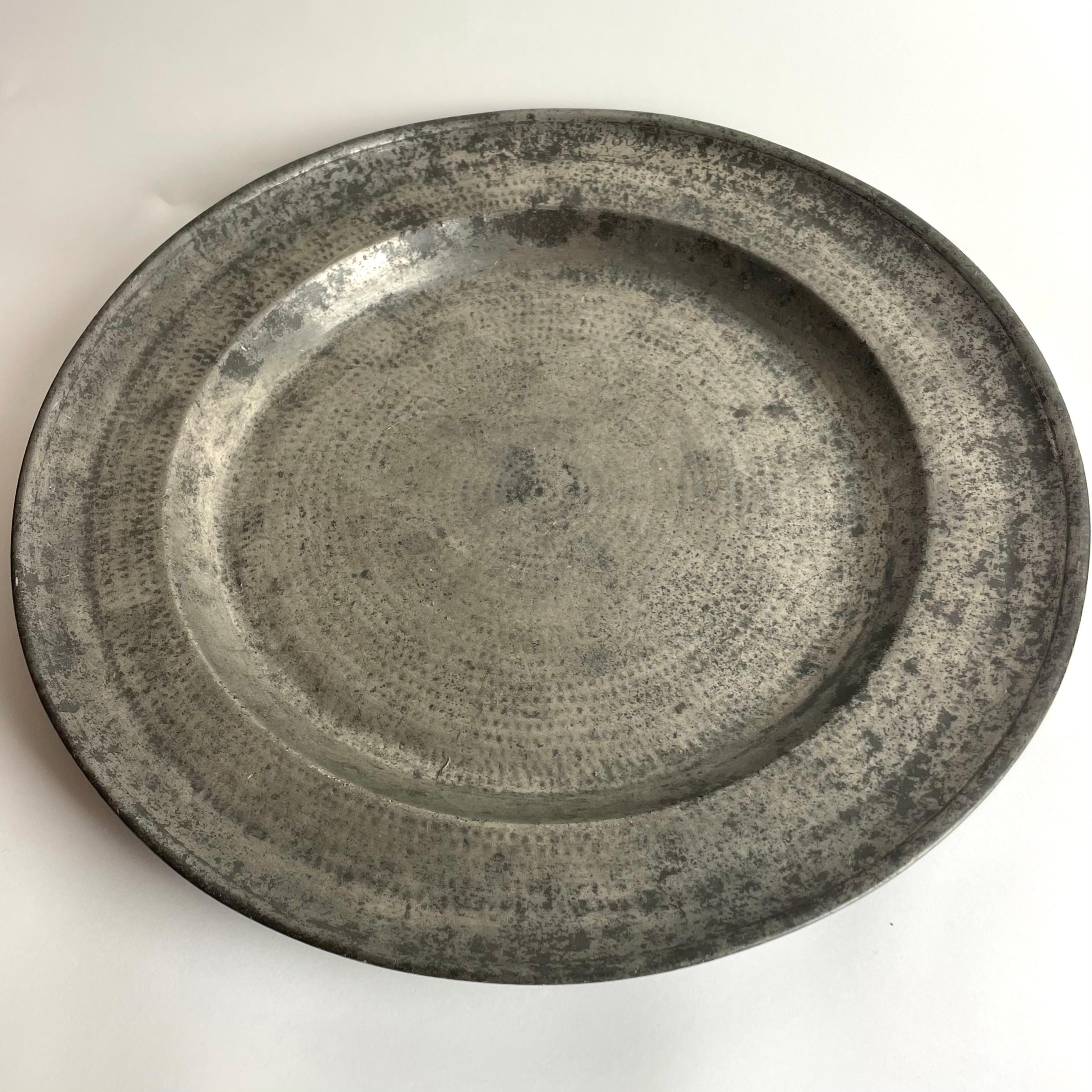 Gustavien Grand plat suédois en étain de style gustavien par Mattias Rundqvist, Karlskrona, 1807 en vente