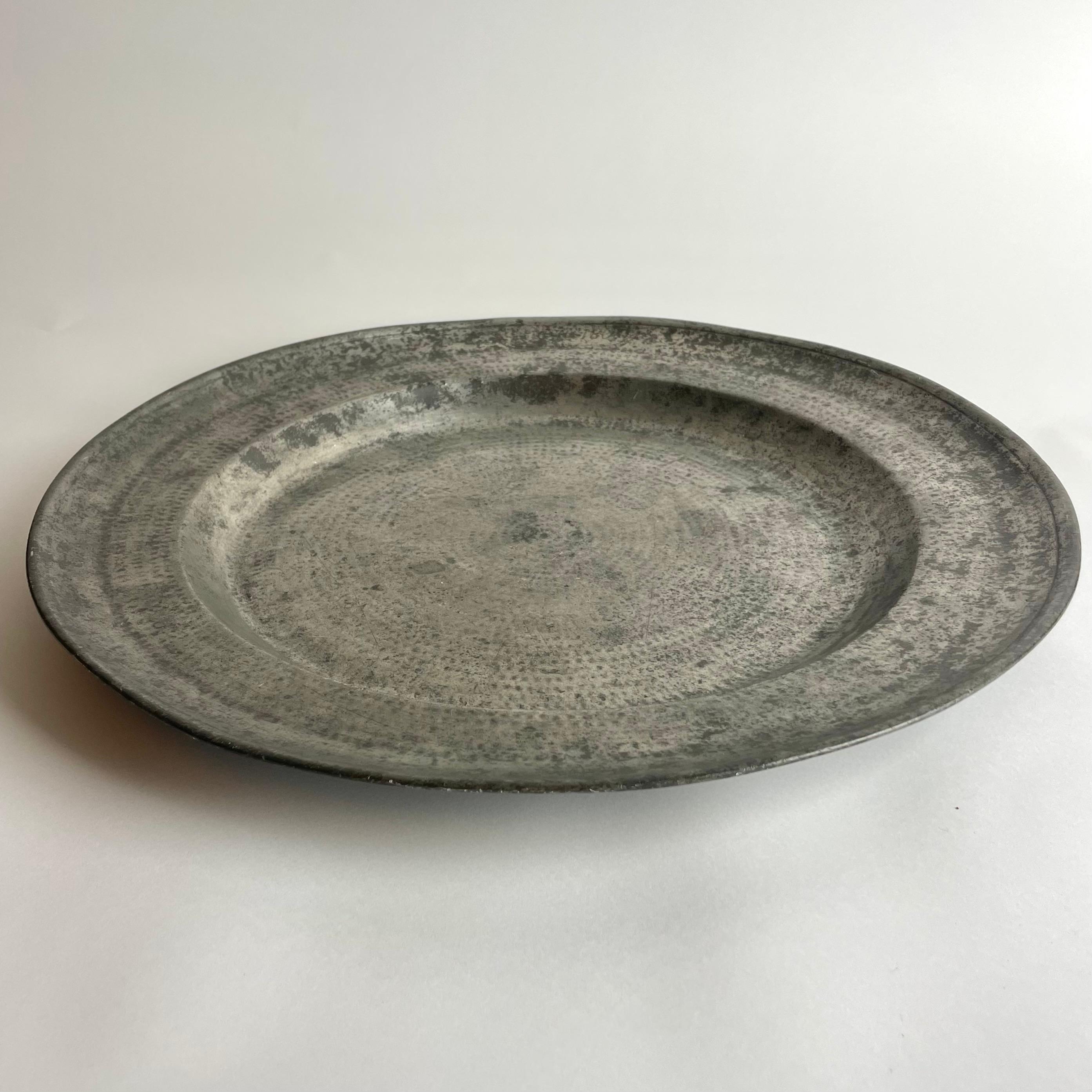 Suédois Grand plat suédois en étain de style gustavien par Mattias Rundqvist, Karlskrona, 1807 en vente