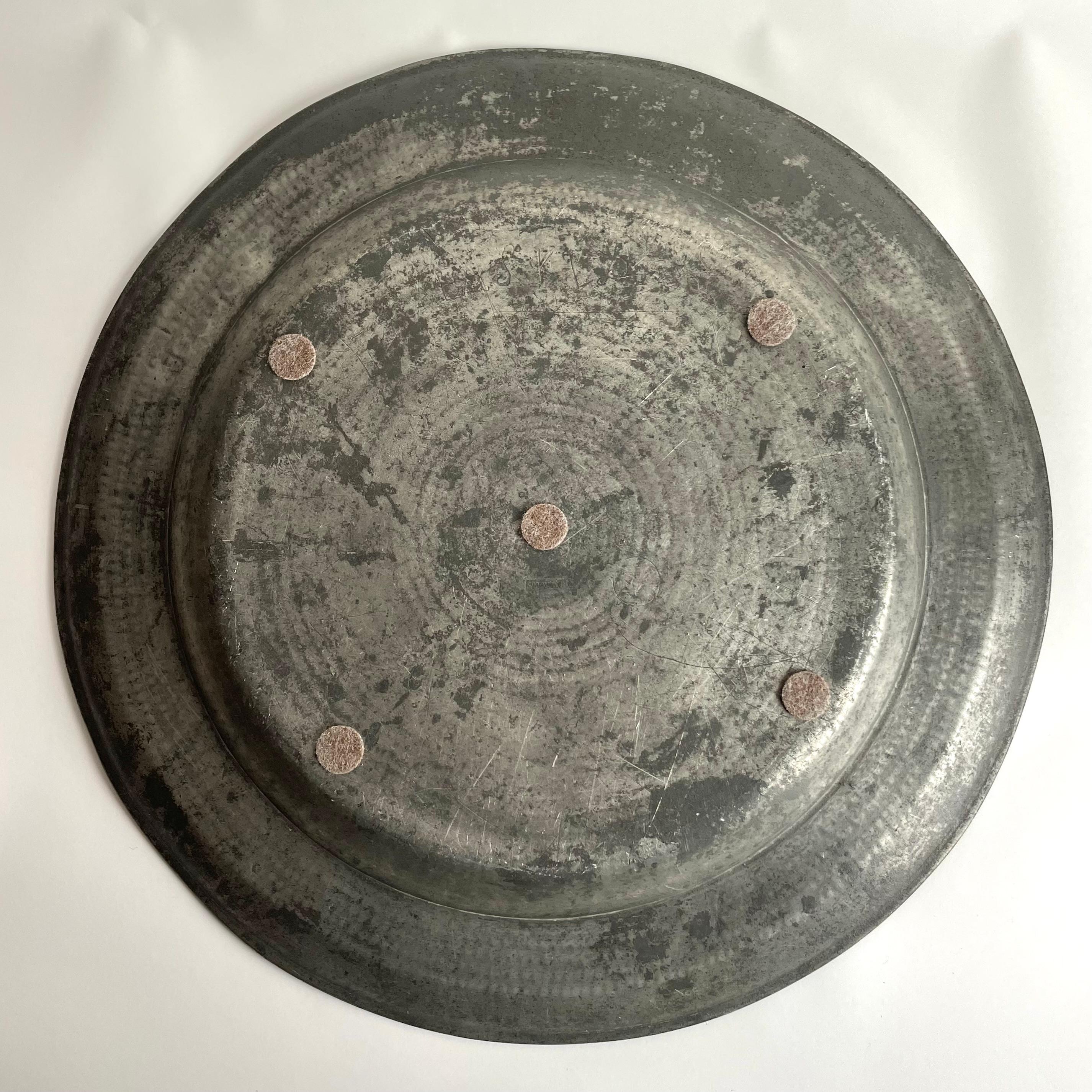 Grand plat suédois en étain de style gustavien par Mattias Rundqvist, Karlskrona, 1807 en vente 1