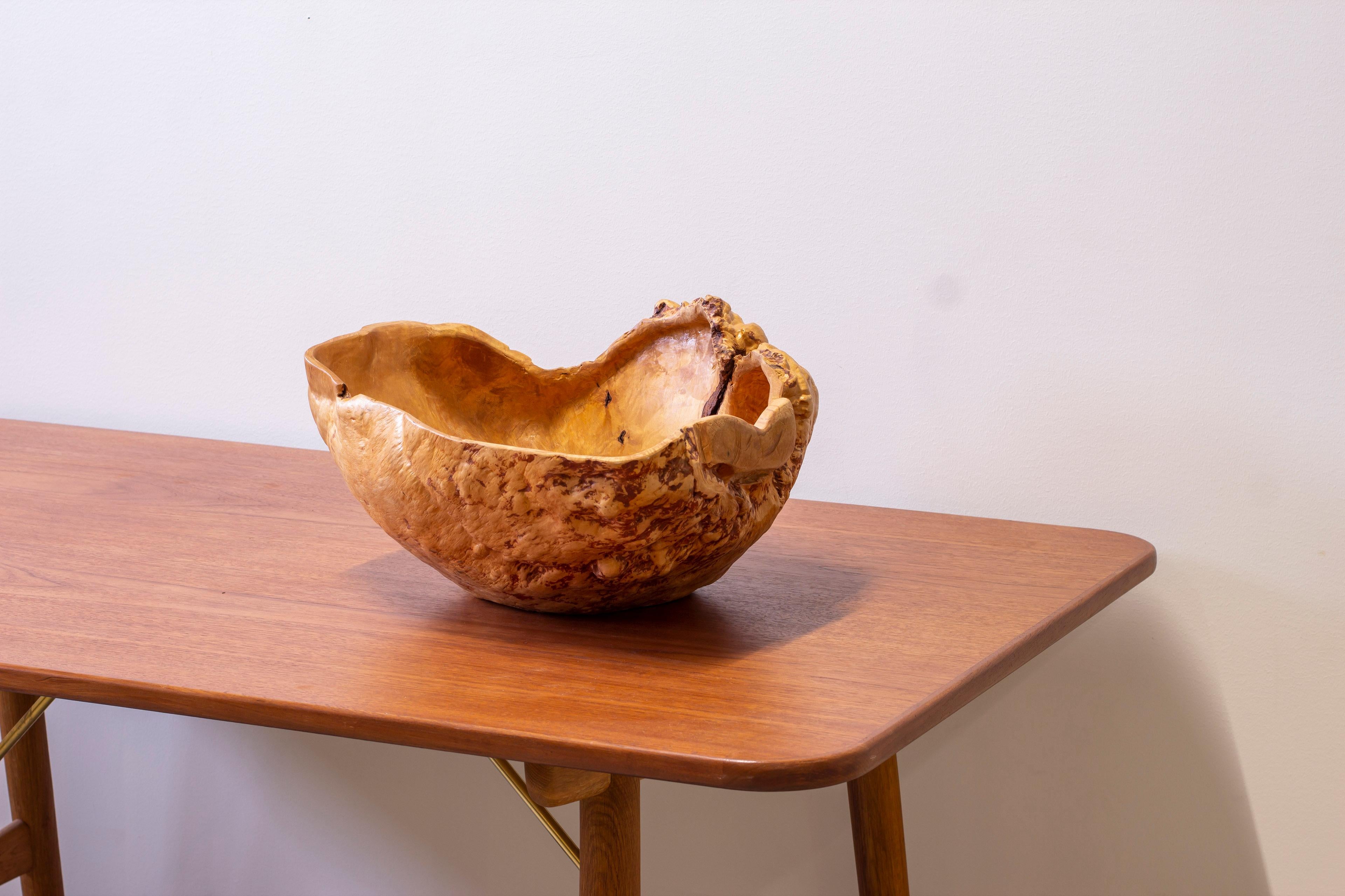 Gran cuenco de madera burl de abedul hecho a mano. Hand Made por artesanos suecos en torno a los años 1960-70. De gran tamaño, con un bello dibujo de madera y hábilmente ejecutado. Muy buen estado, con una ligera pátina debida al paso del tiempo y