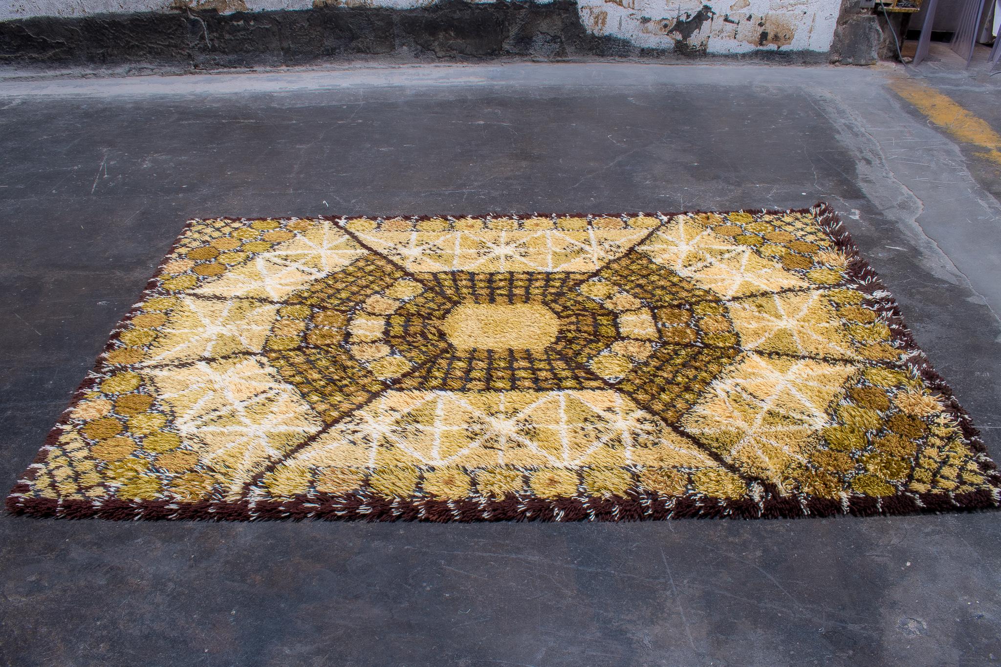 Un tapis Rya aux tons chauds de la designer suédoise Marianne Richter dans son motif 
