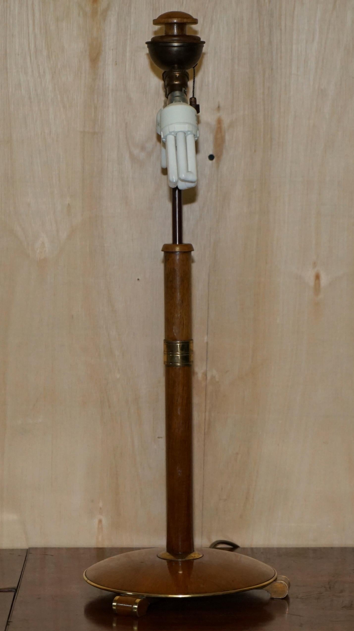 Grande armoire SWEDISH MID CENTURY MODERN CIRCA 1960's TABLE LAMP IN BRASS & TEAK WOOD en vente 5