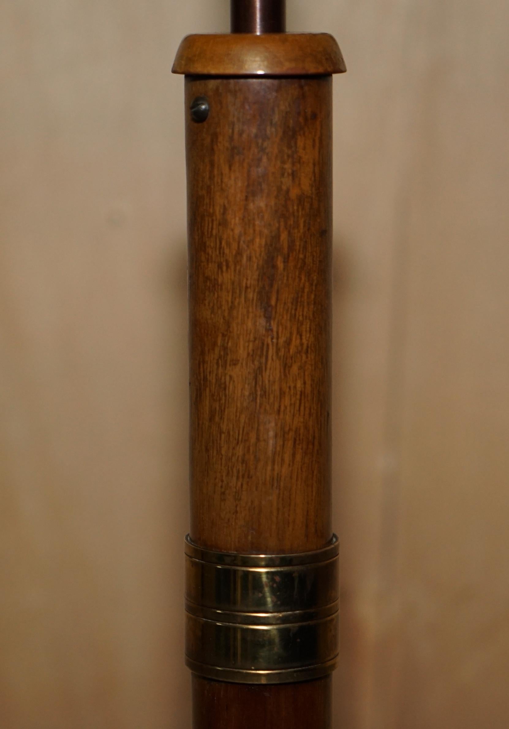 Laiton Grande armoire SWEDISH MID CENTURY MODERN CIRCA 1960's TABLE LAMP IN BRASS & TEAK WOOD en vente