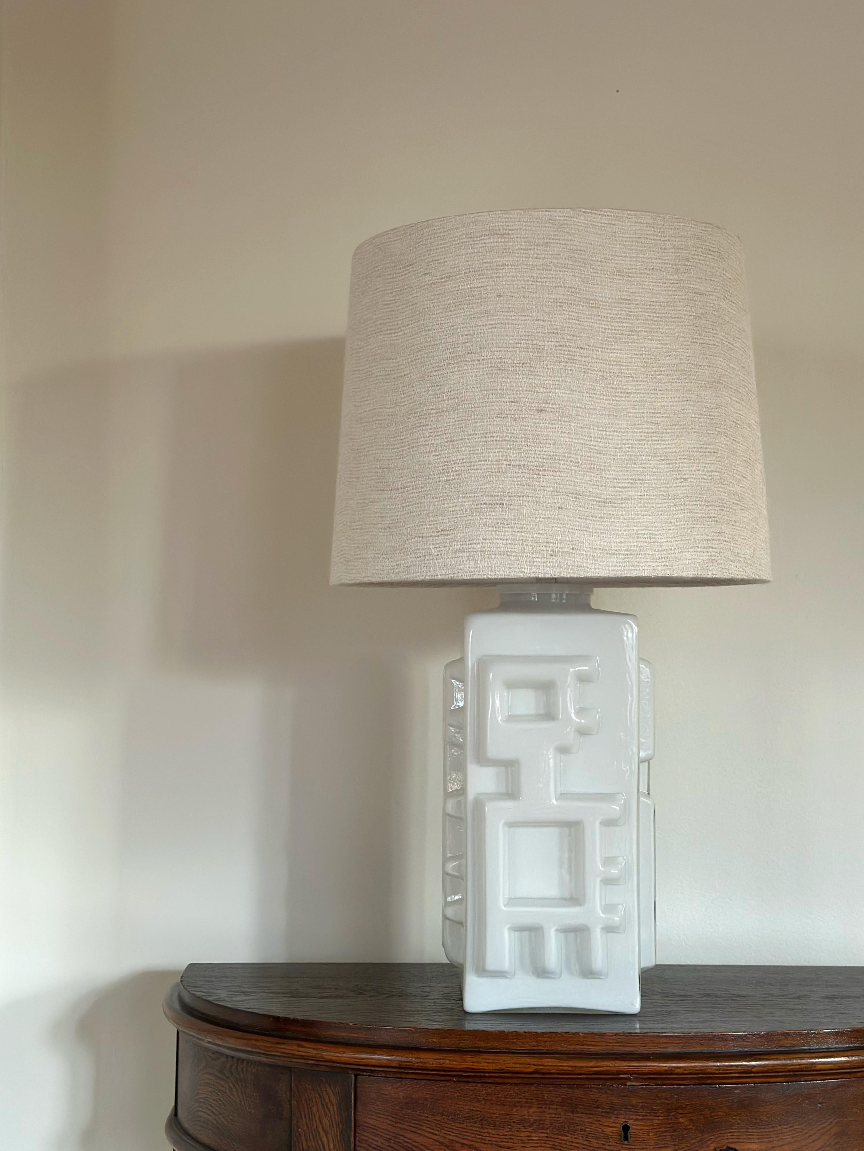 Impresionante lámpara de sobremesa modernista sueca de gran tamaño en cristal blanco, probablemente de Pukeberg Glass Company. Lámpara moderna de mediados de siglo, de cristal texturizado con un dibujo abstracto, años 60.

Rara estructura de lámpara