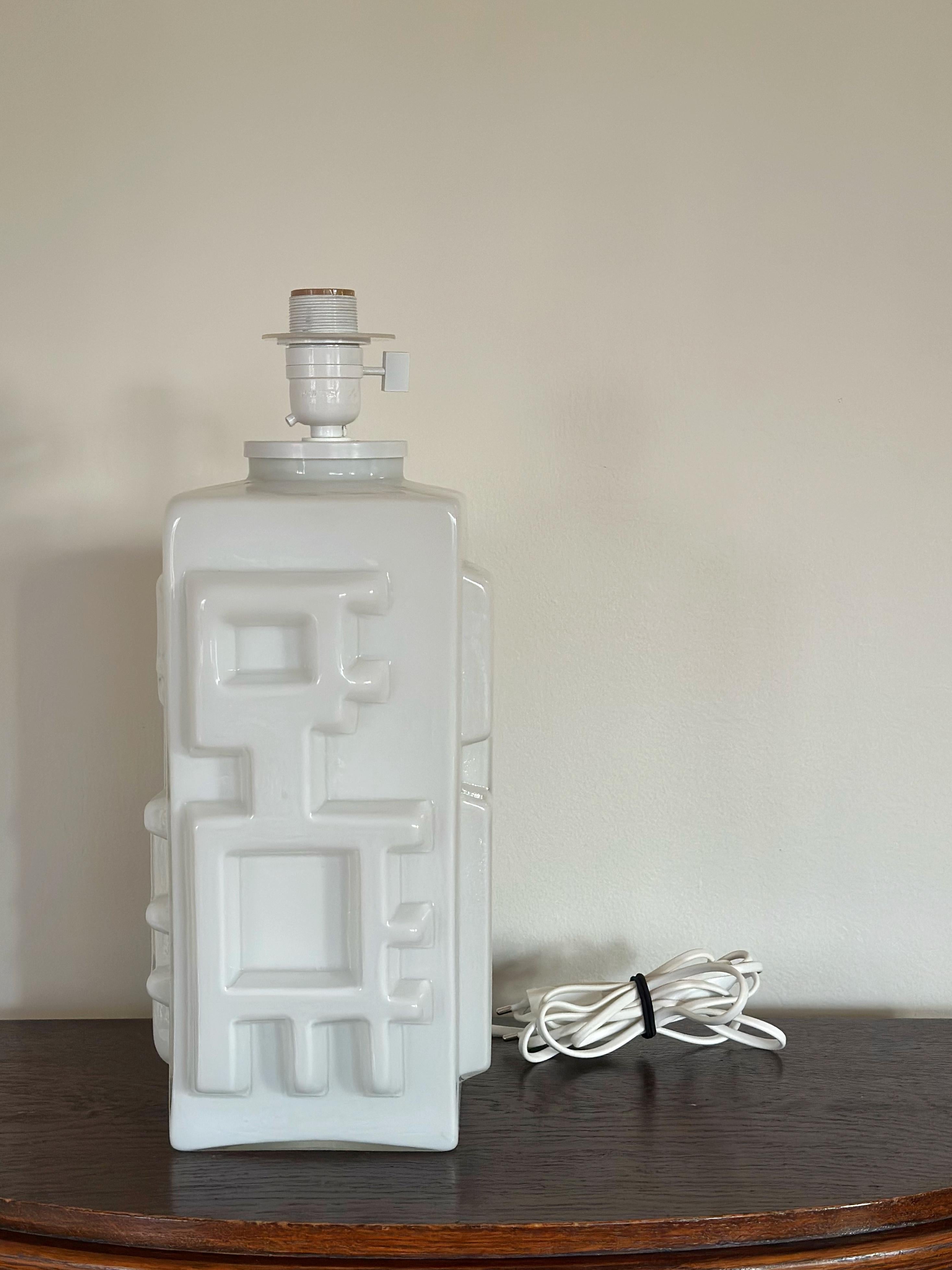 Gran lámpara de mesa sueca de mediados de siglo en cristal blanco. 1960's. Moderno de mediados de siglo en venta