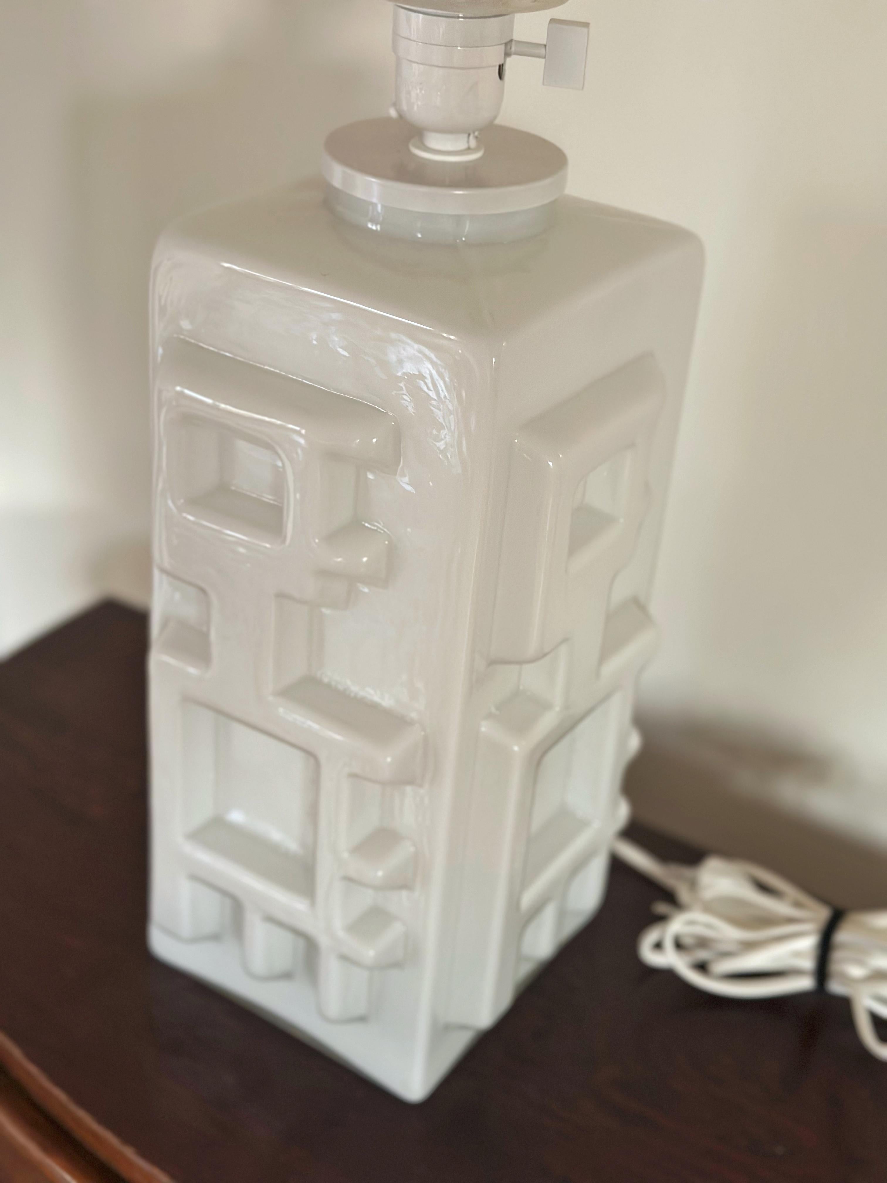 Gran lámpara de mesa sueca de mediados de siglo en cristal blanco. 1960's. Sueco en venta
