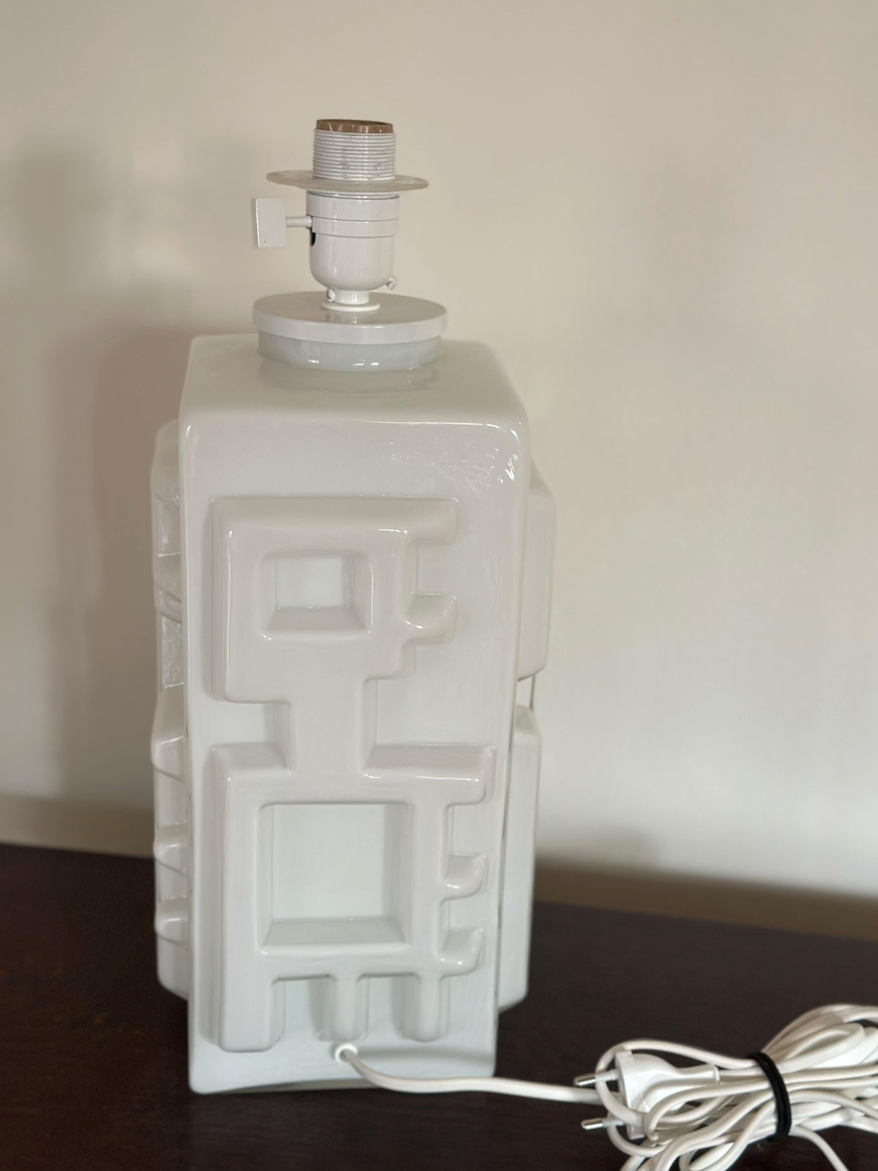 Gran lámpara de mesa sueca de mediados de siglo en cristal blanco. 1960's. en Excelente estado para la venta en Bromma, SE