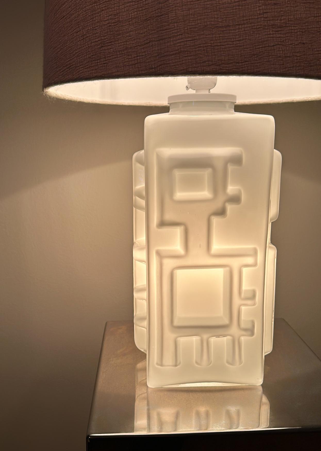 Gran lámpara de mesa sueca de mediados de siglo en cristal blanco. 1960's. mediados del siglo XX en venta