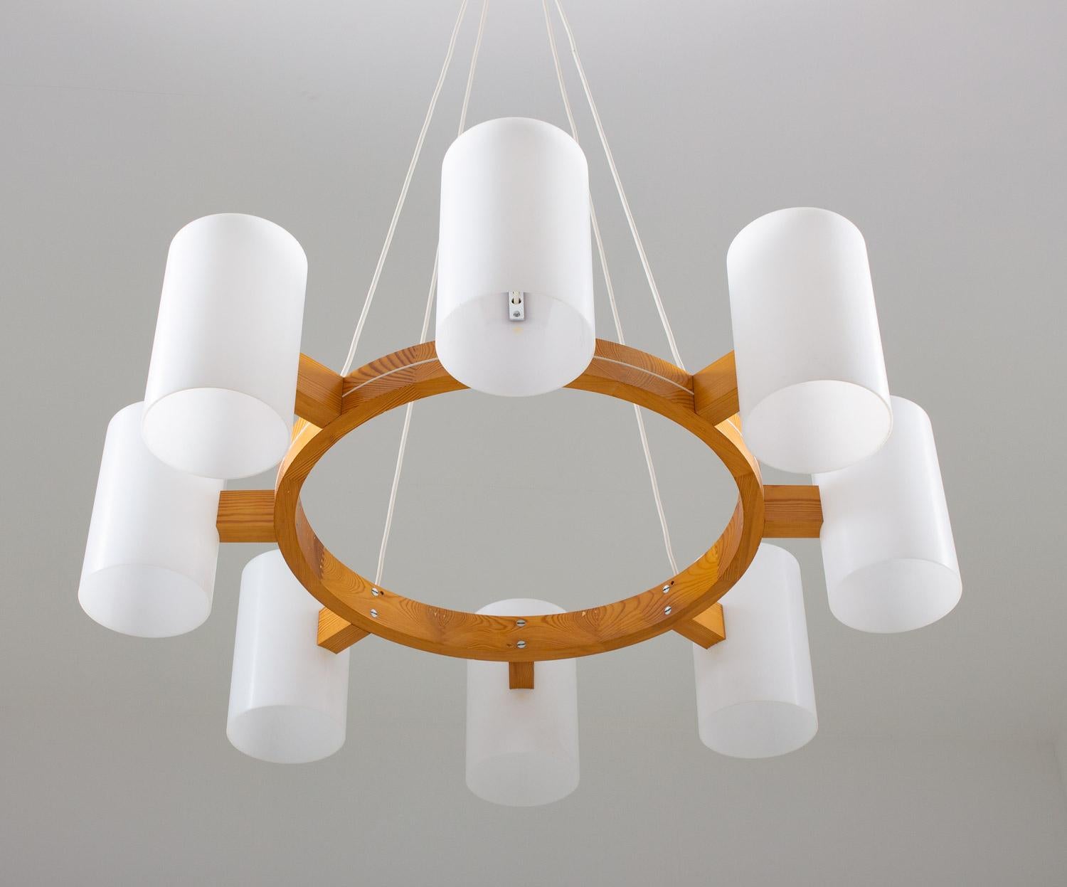Large Swedish Midcentury Chandelier in Pine and Acrylic by Luxus In Good Condition In Karlstad, SE
