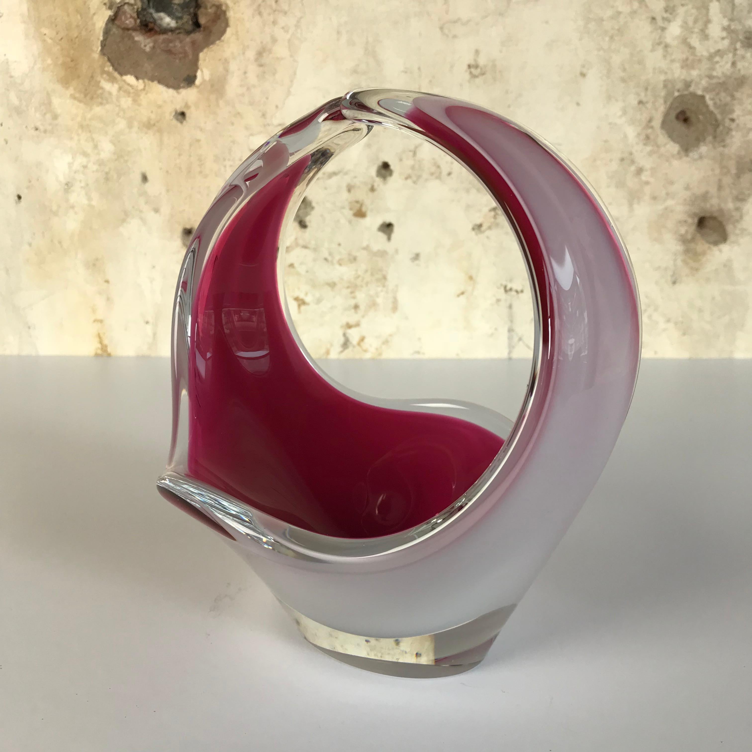 A vintage Mid-Century Modern Swedish glass free-form bowl by Flygsfors, designed by Paul Kedelv for his organic Coquille range.
Signed Coquille & Flygsfors - '61.
The free-form sculpture bowl is of oval form with folded ends and consists of pink