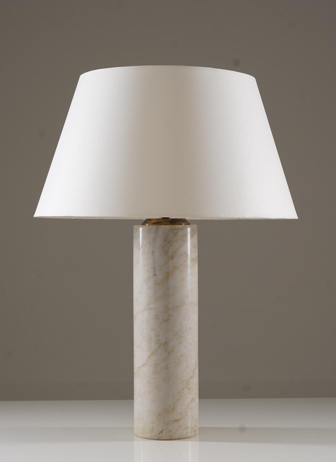 Zwei große und schwere (je 10 kg) Marmortischlampen, die in den 1960er Jahren von Gropptorps Marmor AB in Schweden hergestellt wurden. Die zylindrischen Sockel sind aus hochwertigem Marmor mit einer subtilen natürlichen Maserung gefertigt, die jeder