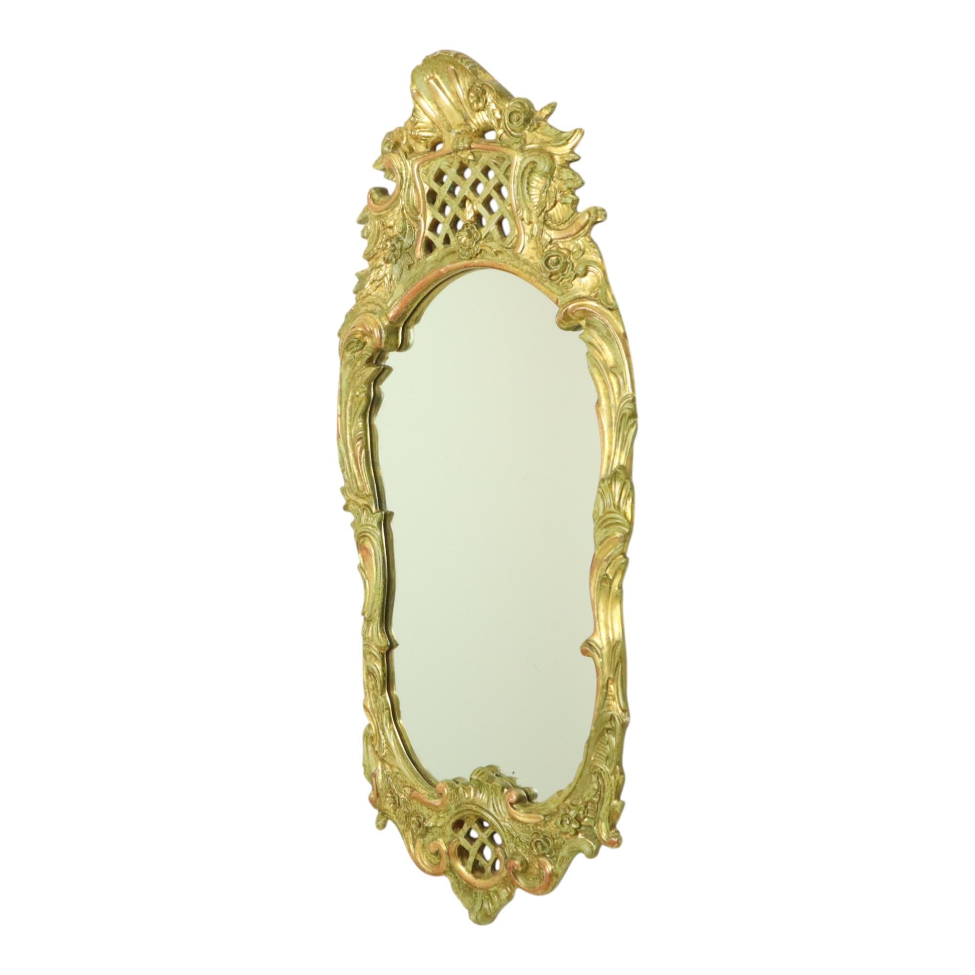 Großer Schwedischer Spiegel Blattgold Vergoldet Klassisch Rokoko Stil 119cm (Ende des 20. Jahrhunderts) im Angebot
