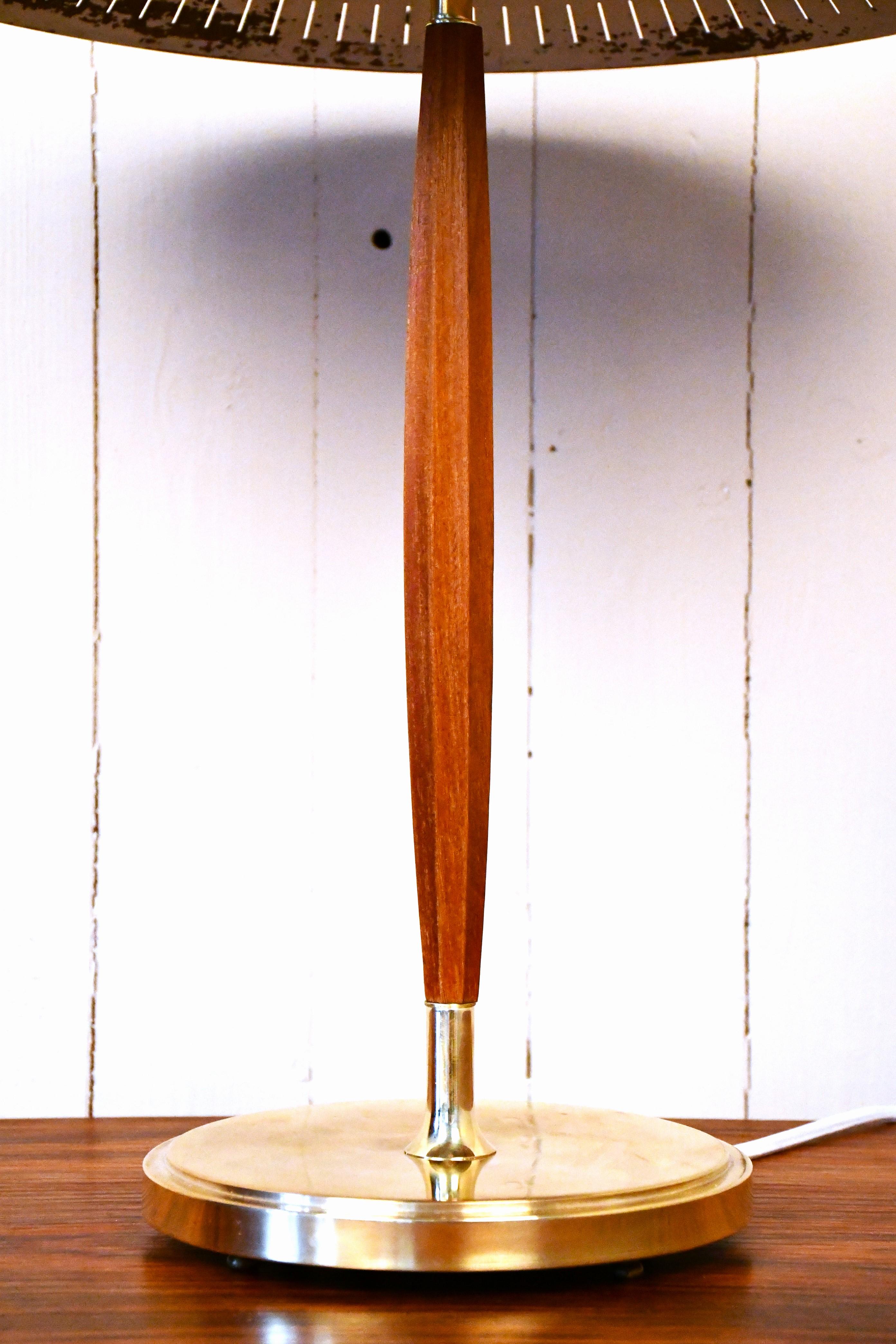 Grande lampe de table moderne suédoise en laiton et en Beeche par Harald Notini pour Böhlmarks en vente 3