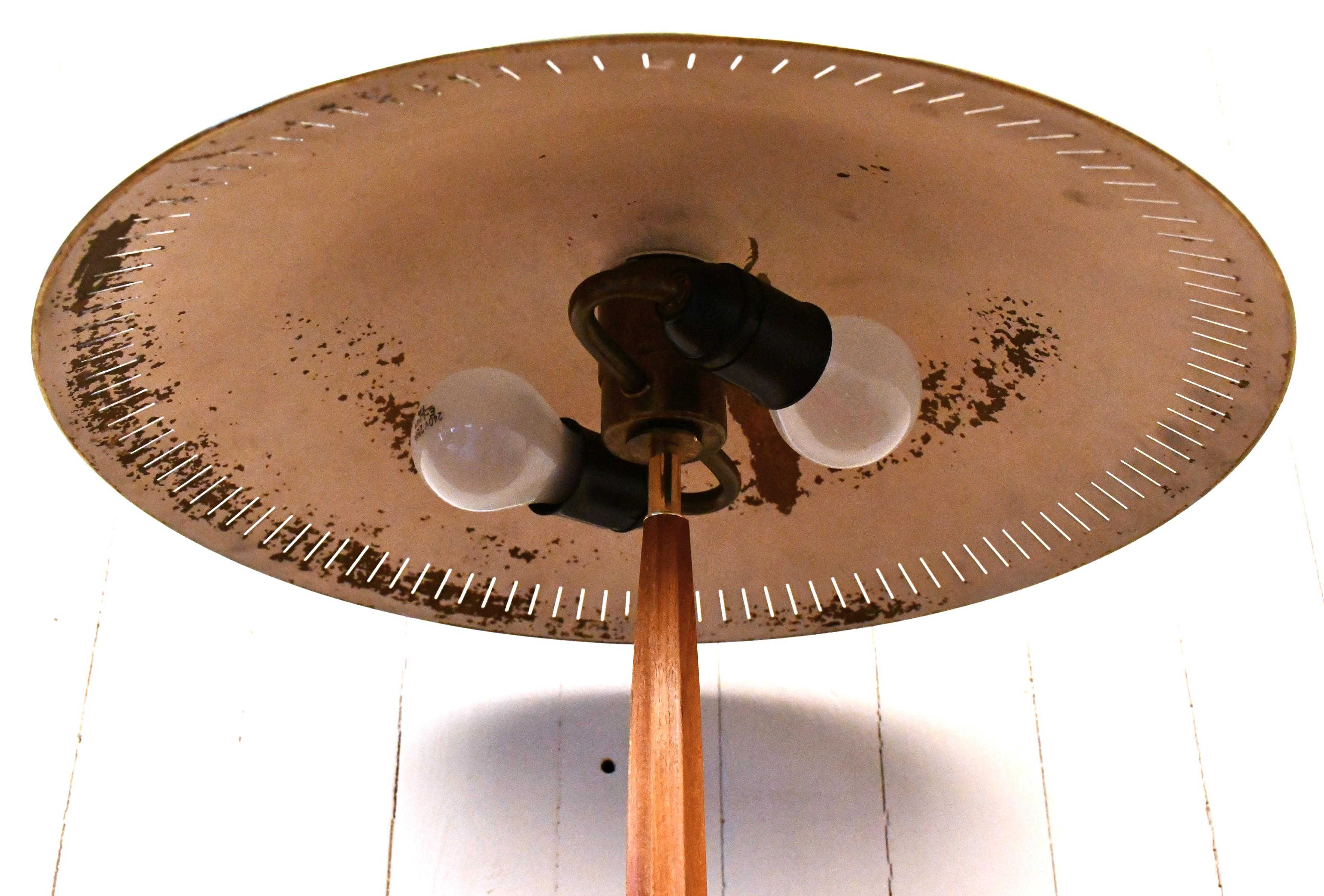 Grande lampe de table moderne suédoise en laiton et en Beeche par Harald Notini pour Böhlmarks en vente 5