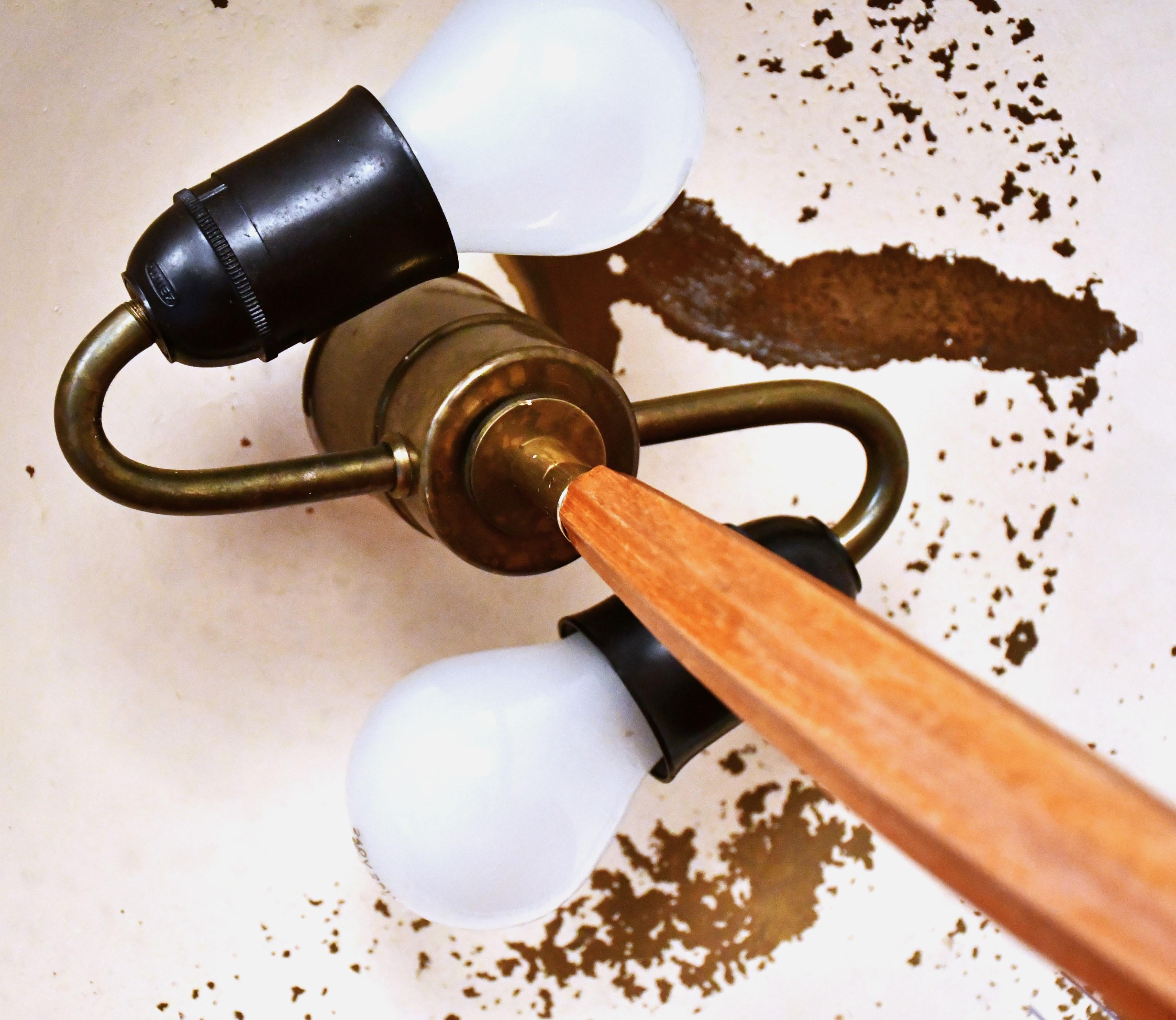 Grande lampe de table moderne suédoise en laiton et en Beeche par Harald Notini pour Böhlmarks en vente 9