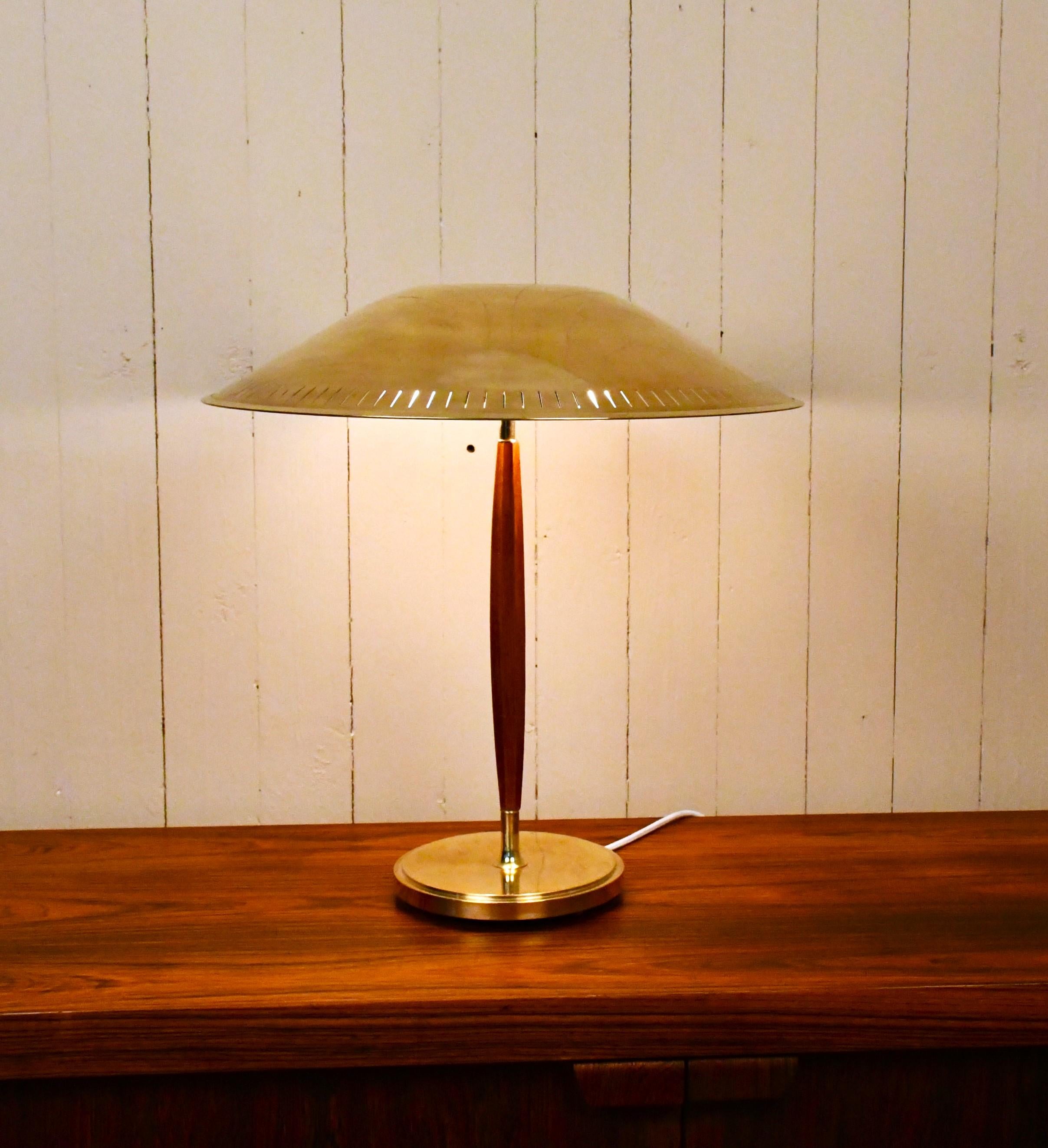 Scandinave moderne Grande lampe de table moderne suédoise en laiton et en Beeche par Harald Notini pour Böhlmarks en vente