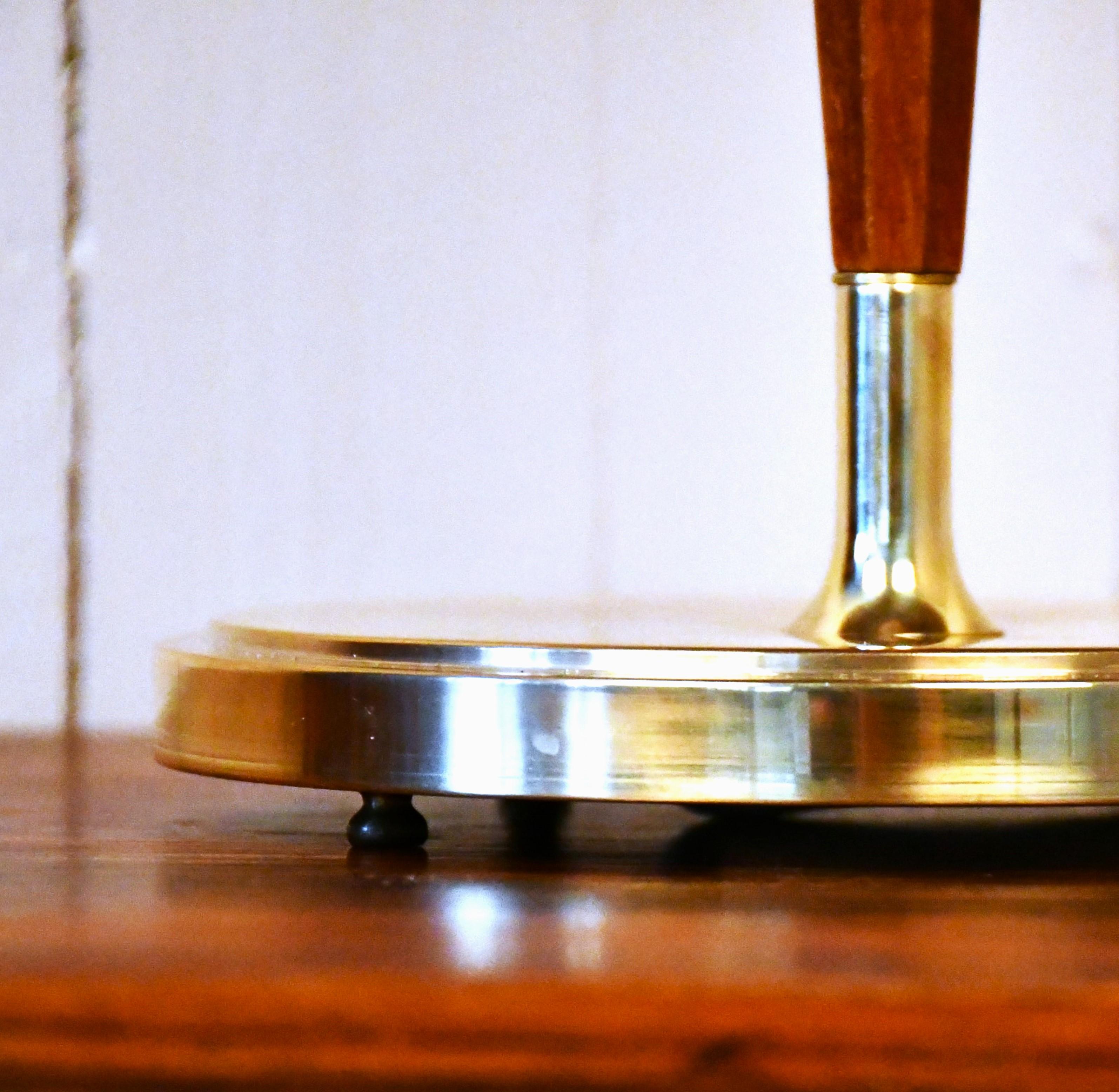 Suédois Grande lampe de table moderne suédoise en laiton et en Beeche par Harald Notini pour Böhlmarks en vente