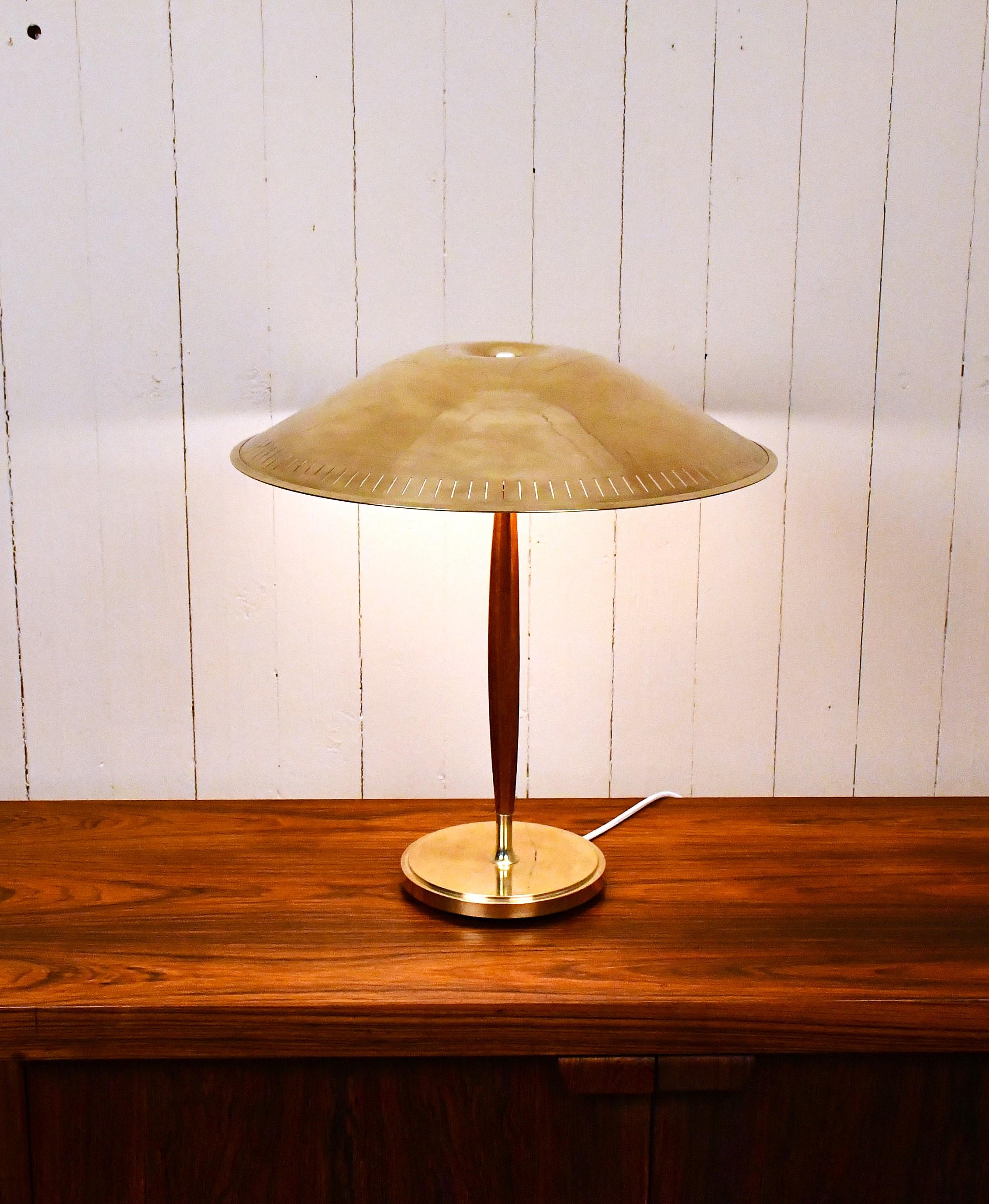 Grande lampe de table moderne suédoise en laiton et en Beeche par Harald Notini pour Böhlmarks Bon état - En vente à Värmdö, SE