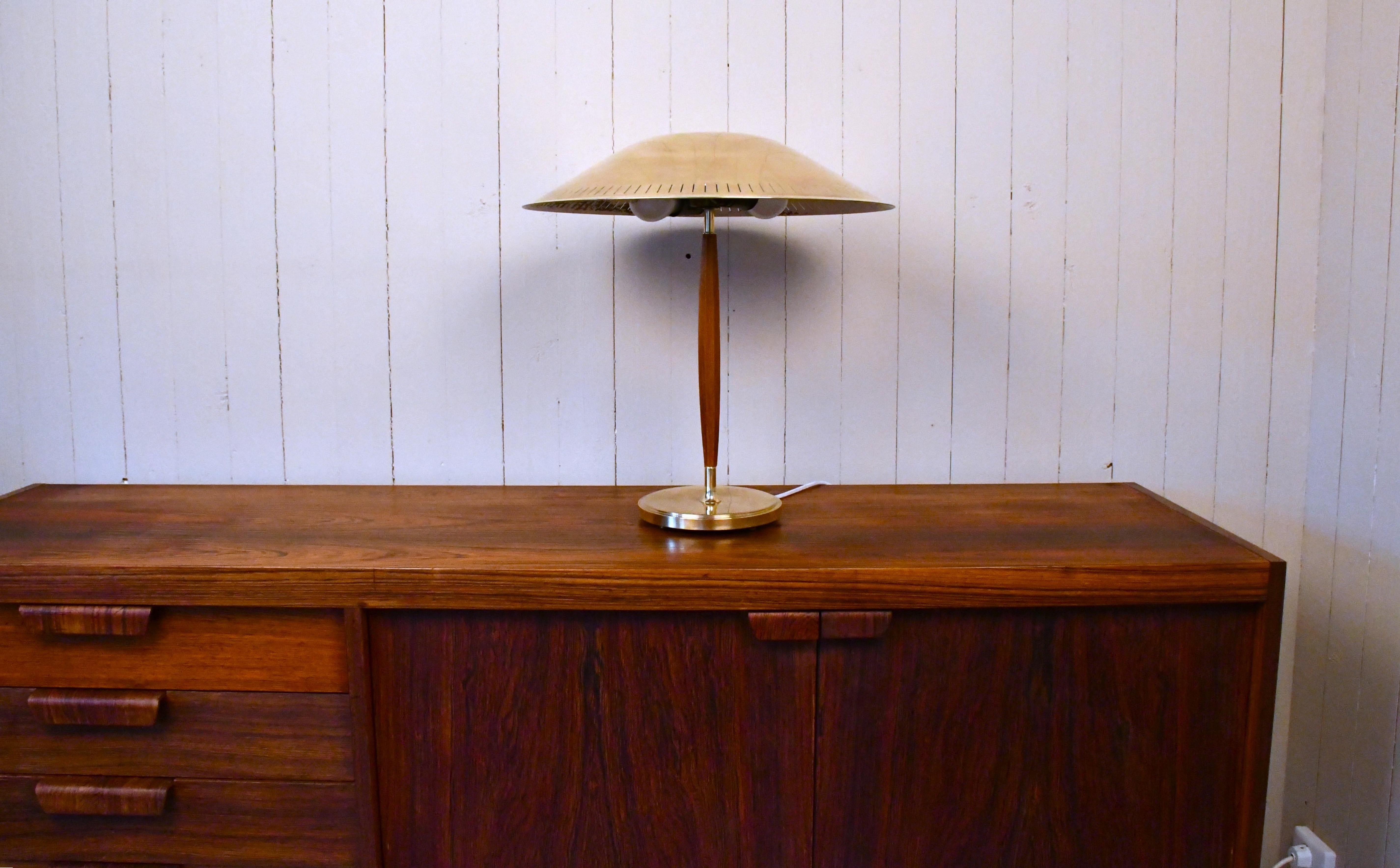 Milieu du XXe siècle Grande lampe de table moderne suédoise en laiton et en Beeche par Harald Notini pour Böhlmarks en vente