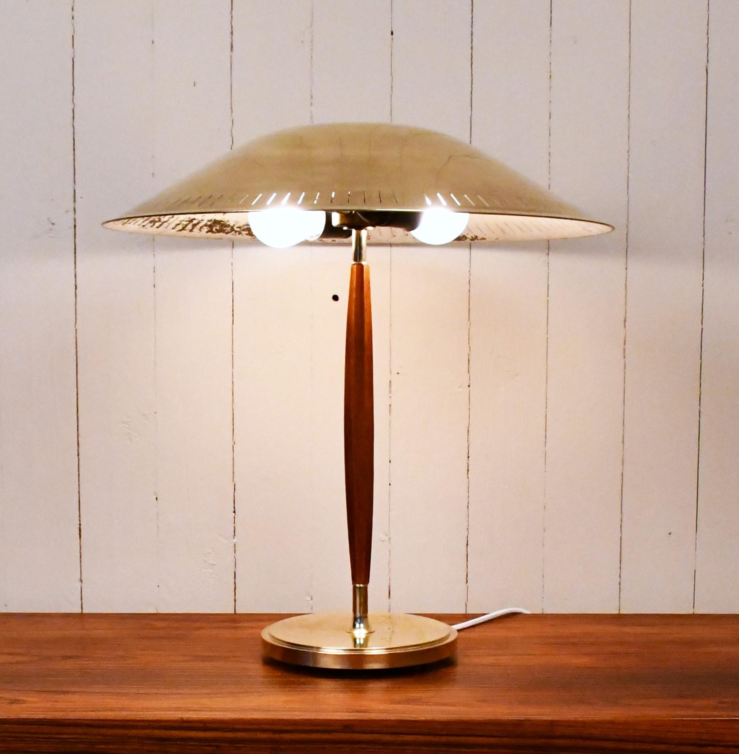Laiton Grande lampe de table moderne suédoise en laiton et en Beeche par Harald Notini pour Böhlmarks en vente