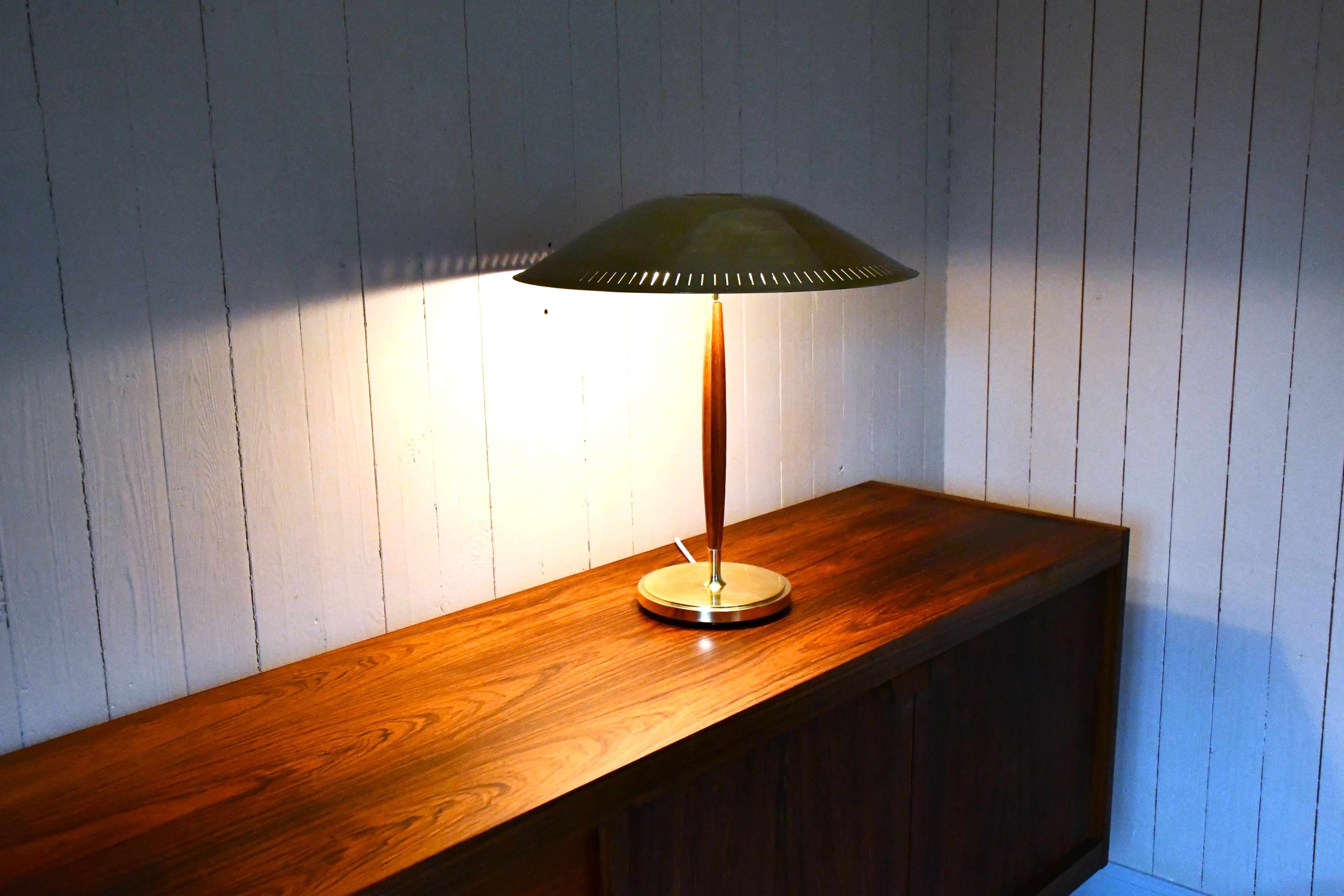 Grande lampe de table moderne suédoise en laiton et en Beeche par Harald Notini pour Böhlmarks en vente 1