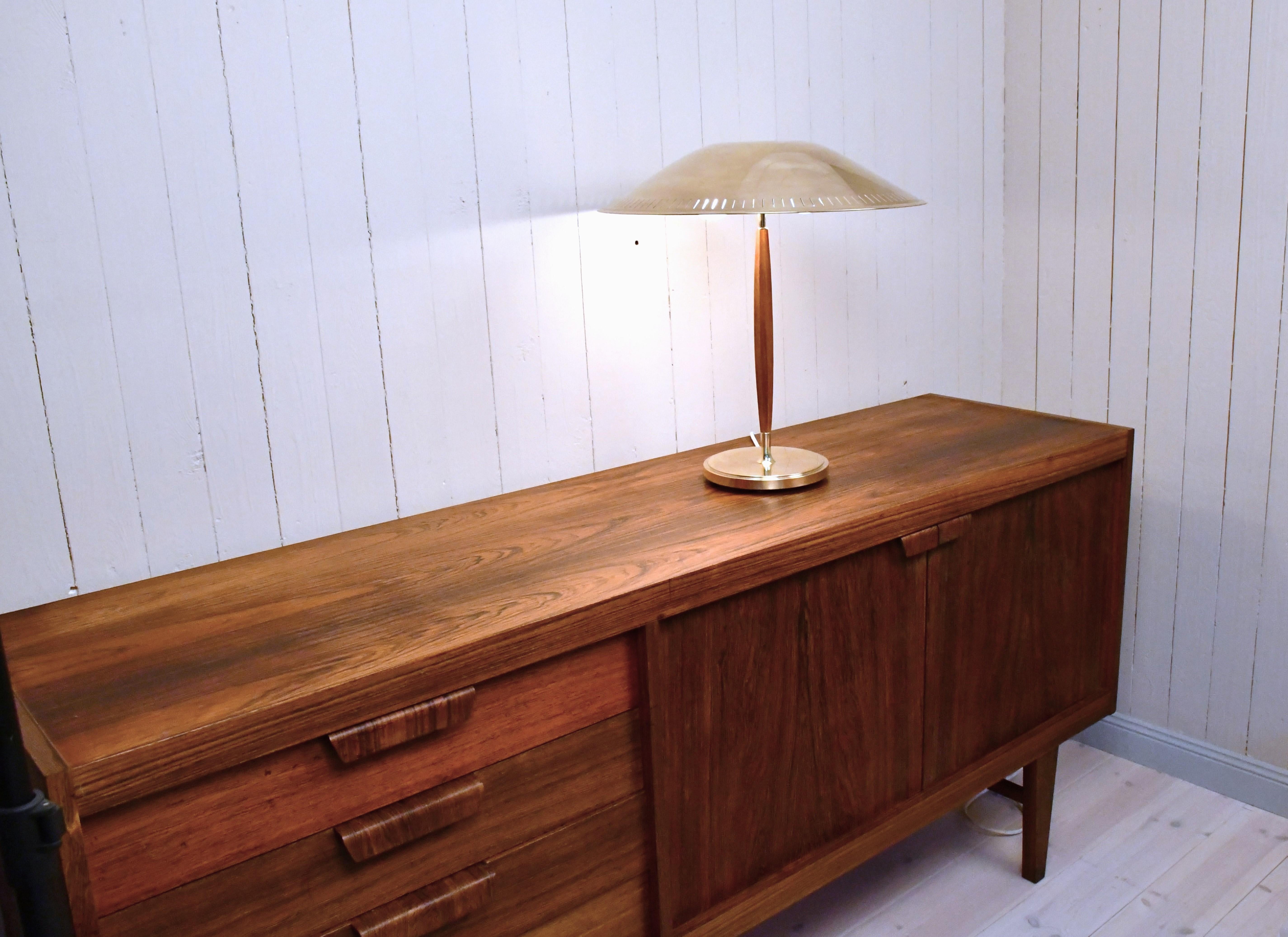 Grande lampe de table moderne suédoise en laiton et en Beeche par Harald Notini pour Böhlmarks en vente 2