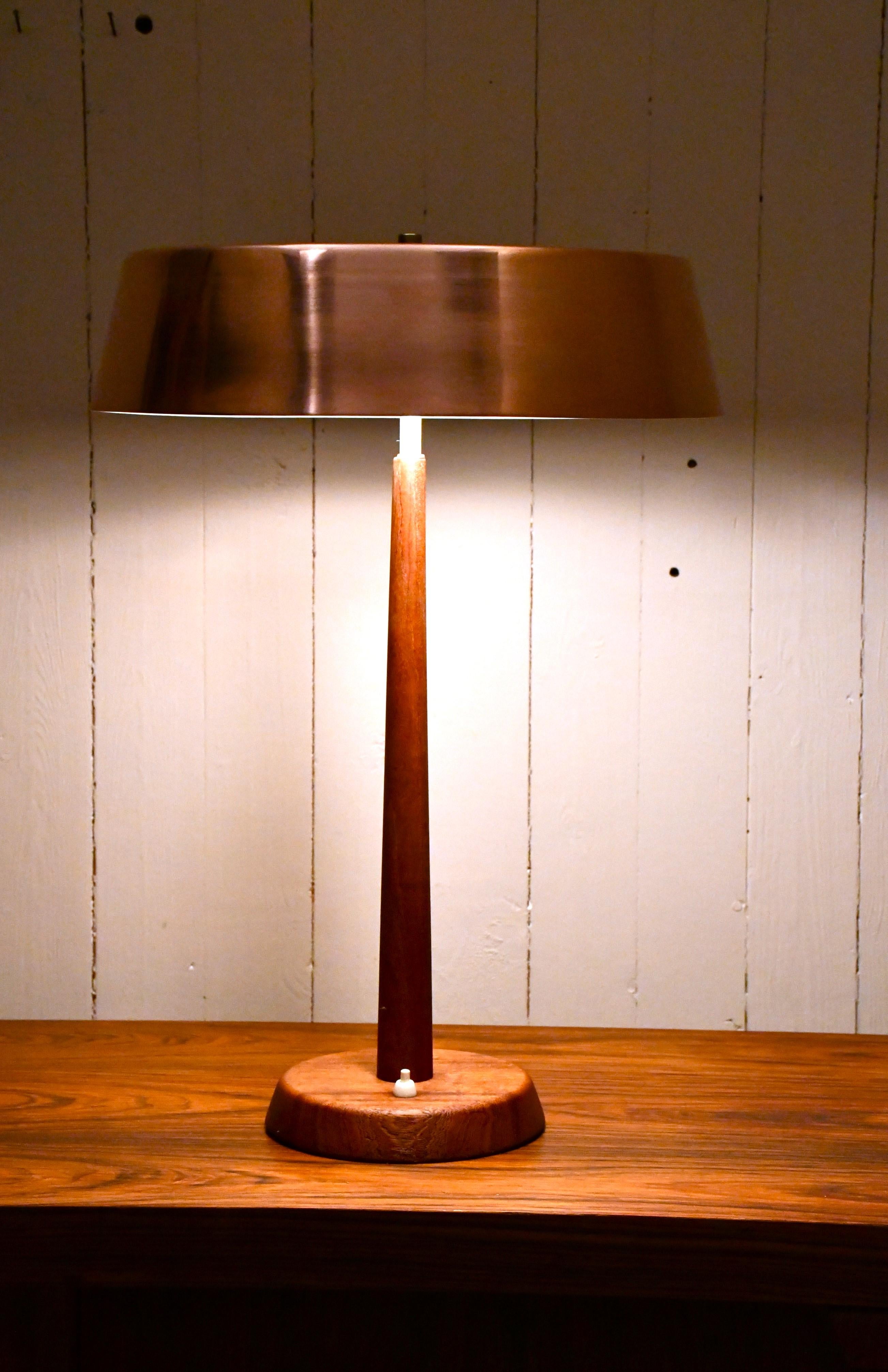 Gran lámpara de mesa sueca moderna de cobre y teca de Pagos Armaturfabrik, años 50 en venta 3